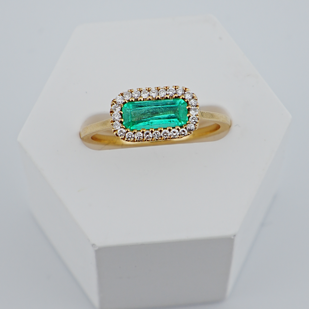 Título: Anillo Cluster de Esmeralda Natural en Oro18K, 24 Diamantes.