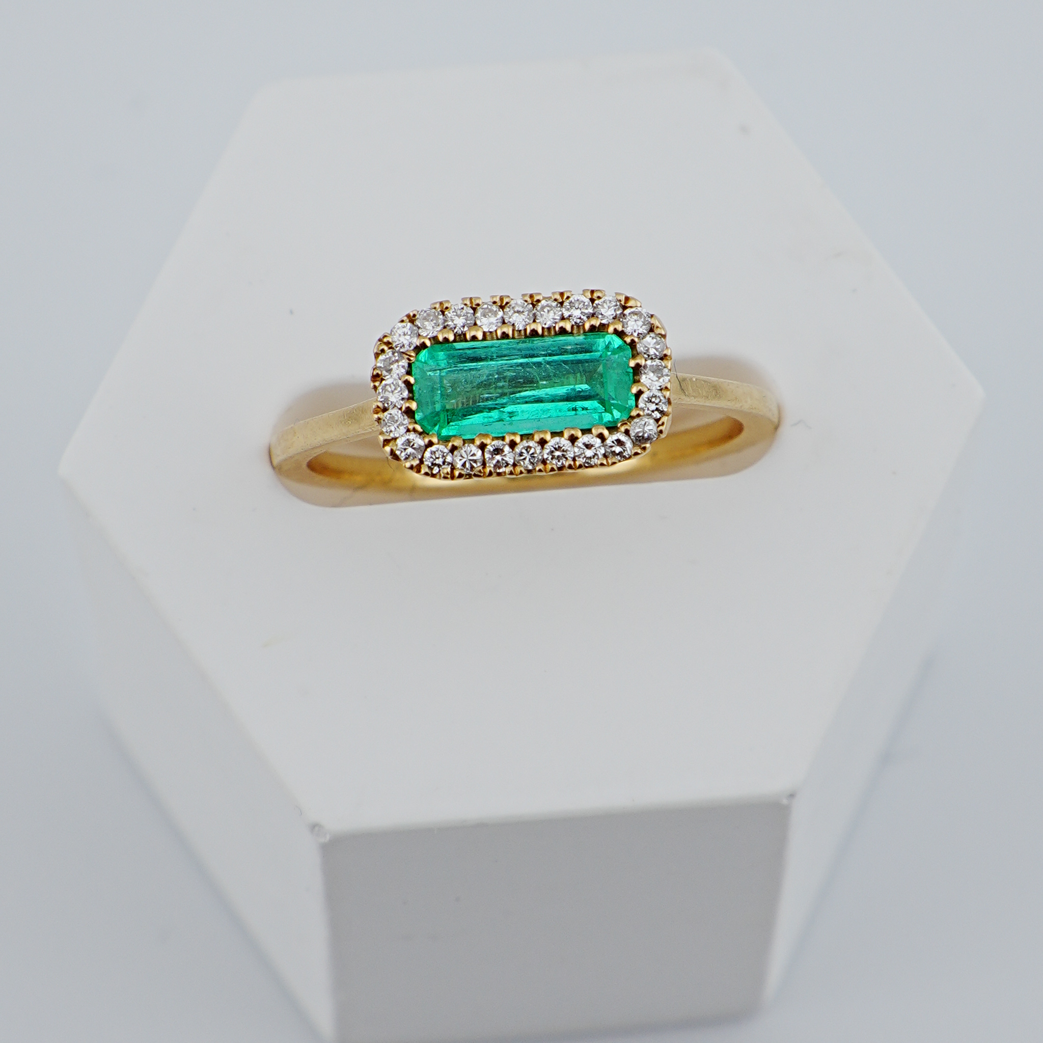 Título: Anillo Cluster de Esmeralda Natural en Oro18K, 24 Diamantes.