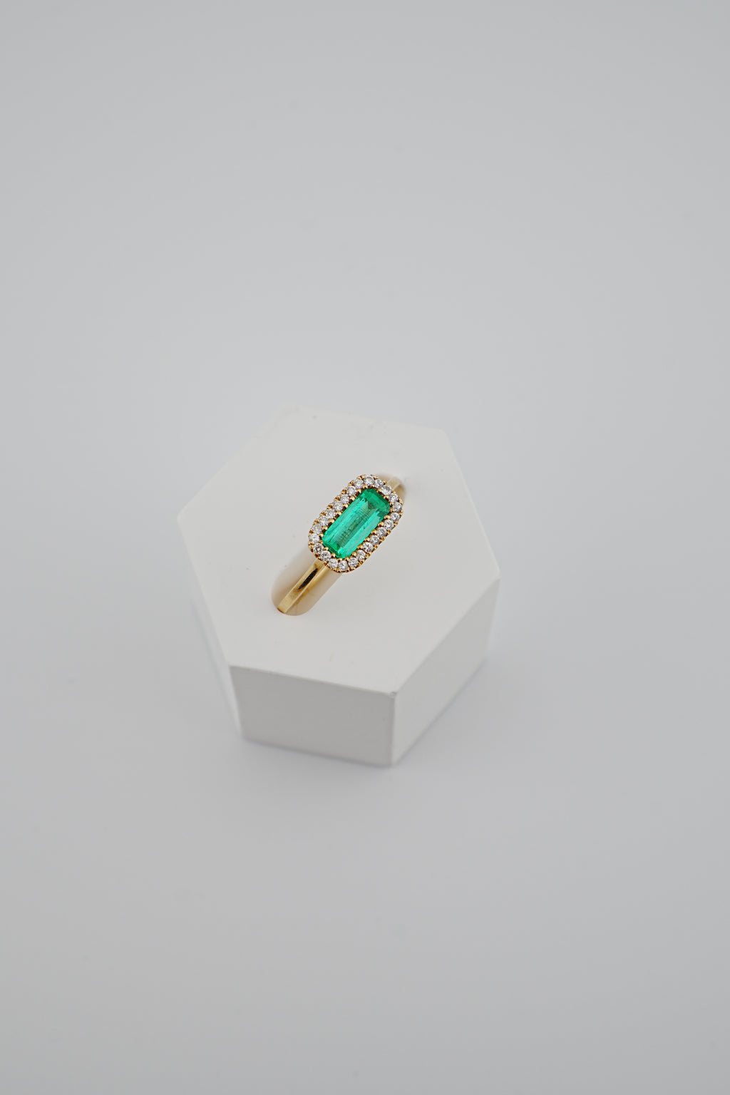 Título: Anillo Cluster de Esmeralda Natural en Oro18K, 24 Diamantes.