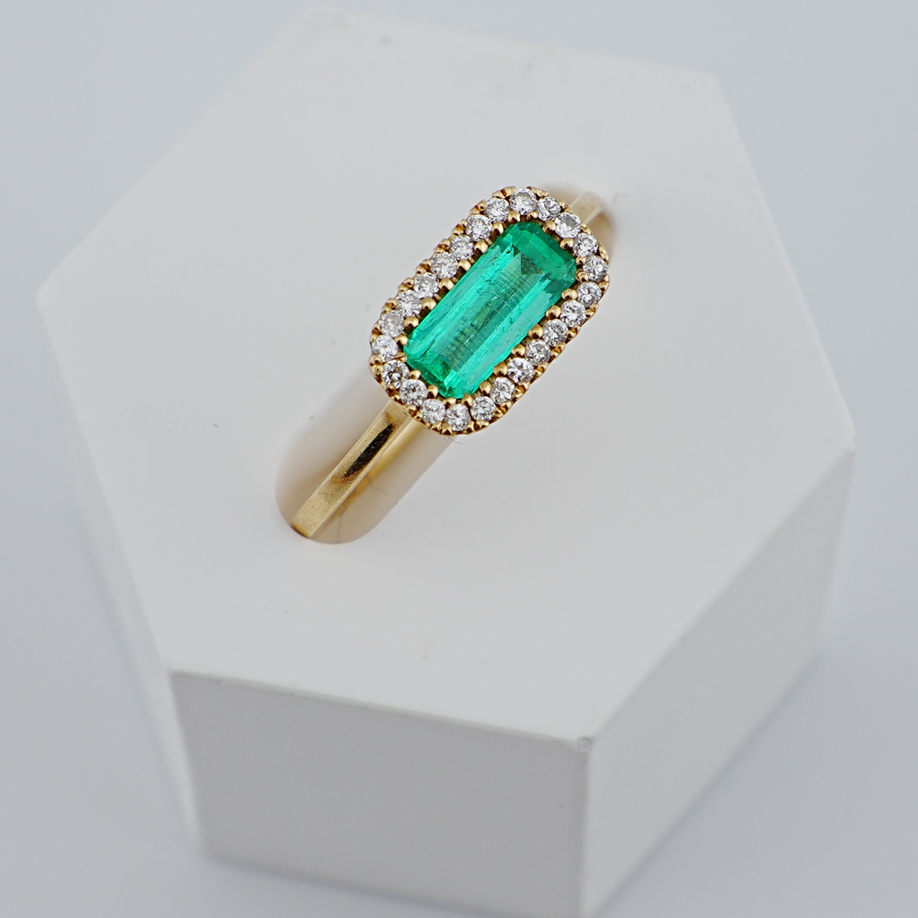 Título: Anillo Cluster de Esmeralda Natural en Oro18K, 24 Diamantes.