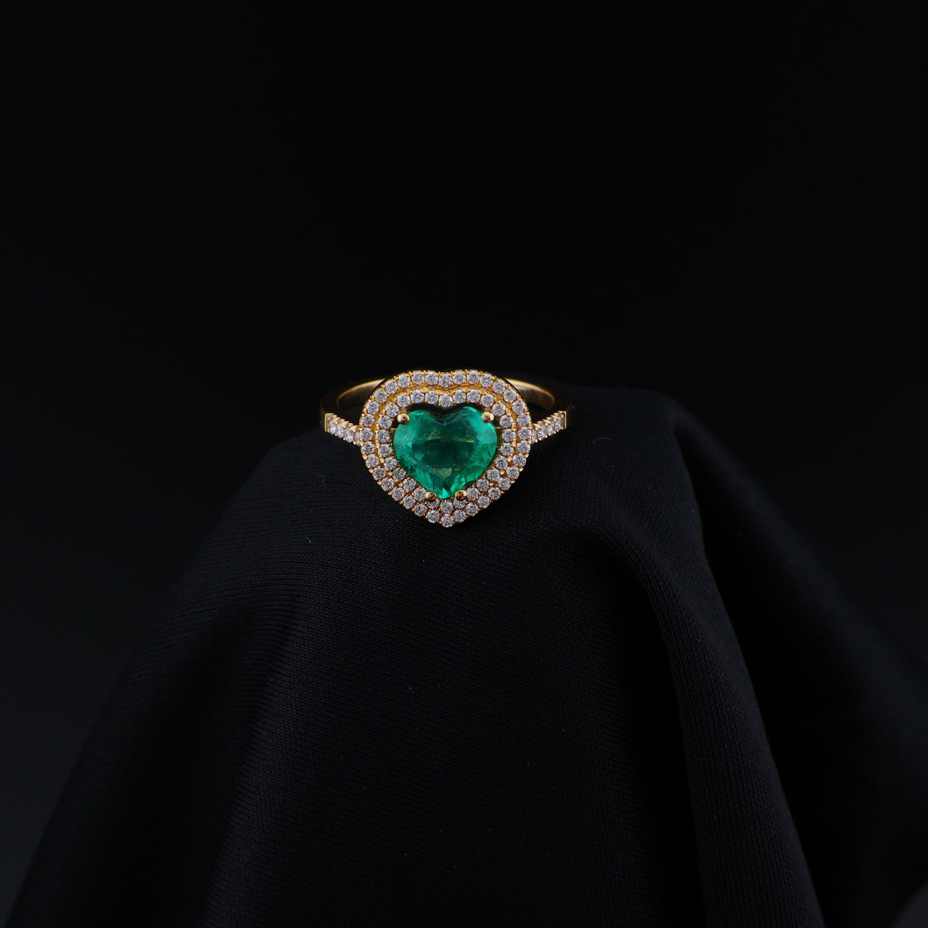 Anillo Corazón de Esmeralda de Muzo, Oro 18k, Menor F1, 70 Diamantes