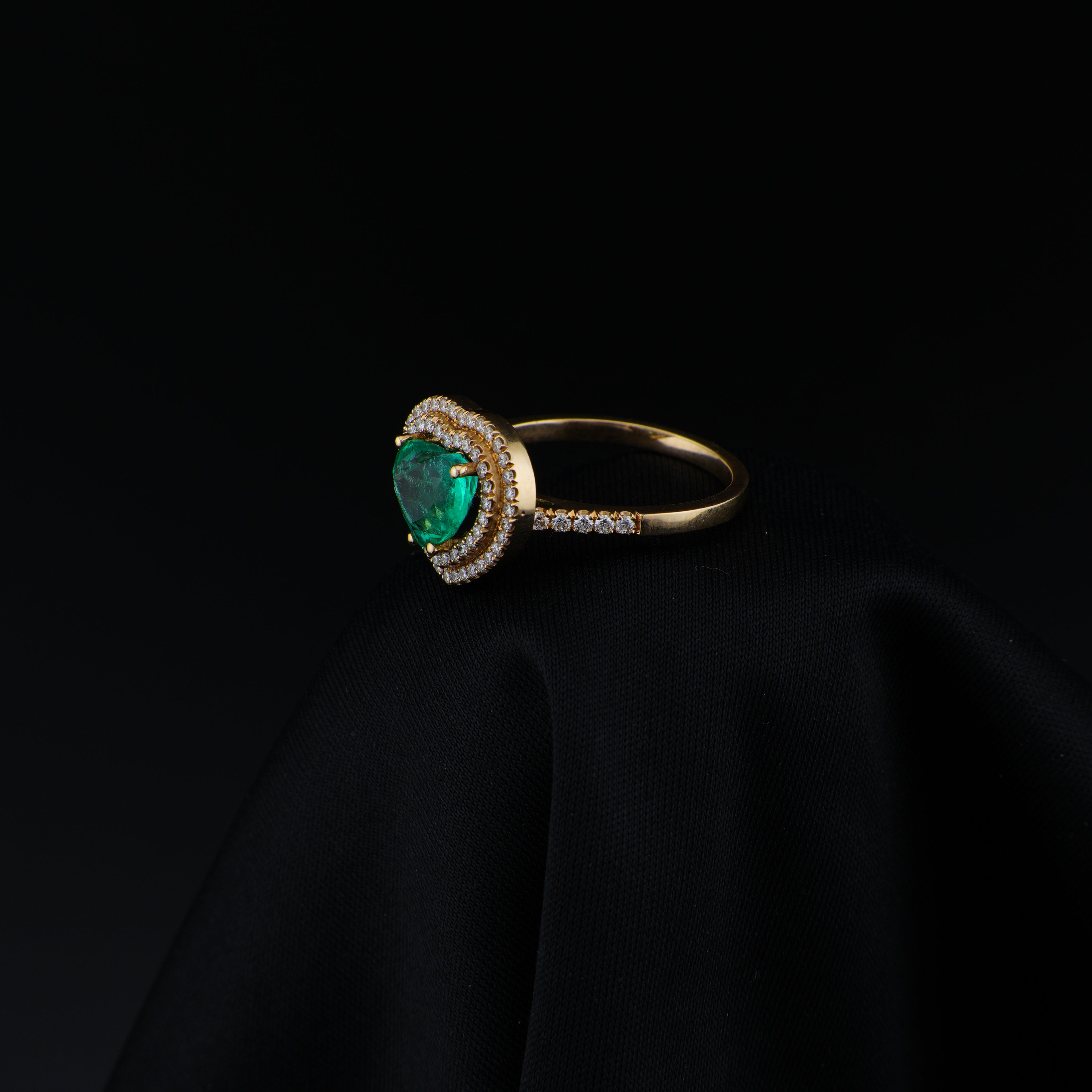 Anillo Corazón de Esmeralda de Muzo, Oro 18k, Menor F1, 70 Diamantes