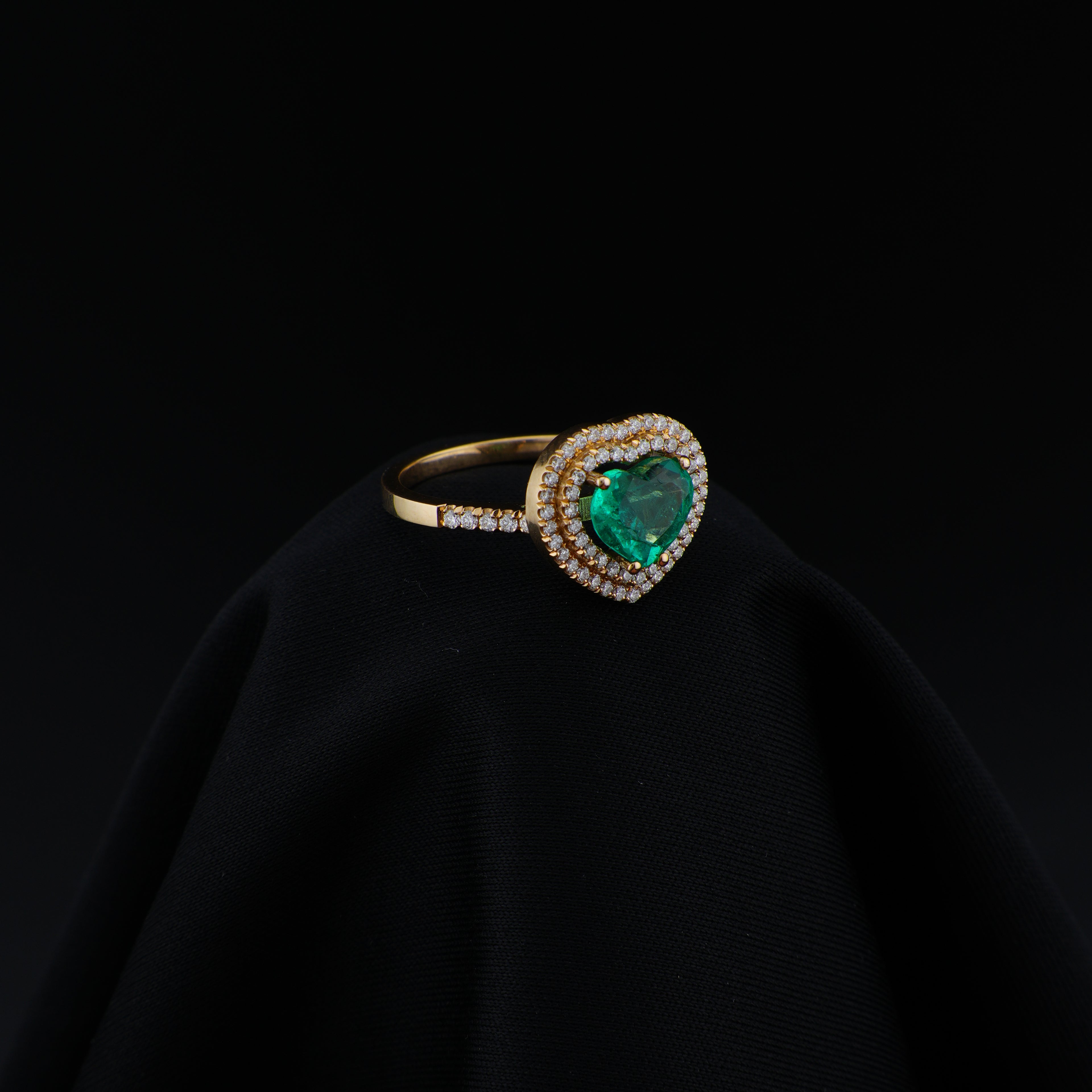 Anillo Corazón de Esmeralda de Muzo, Oro 18k, Menor F1, 70 Diamantes