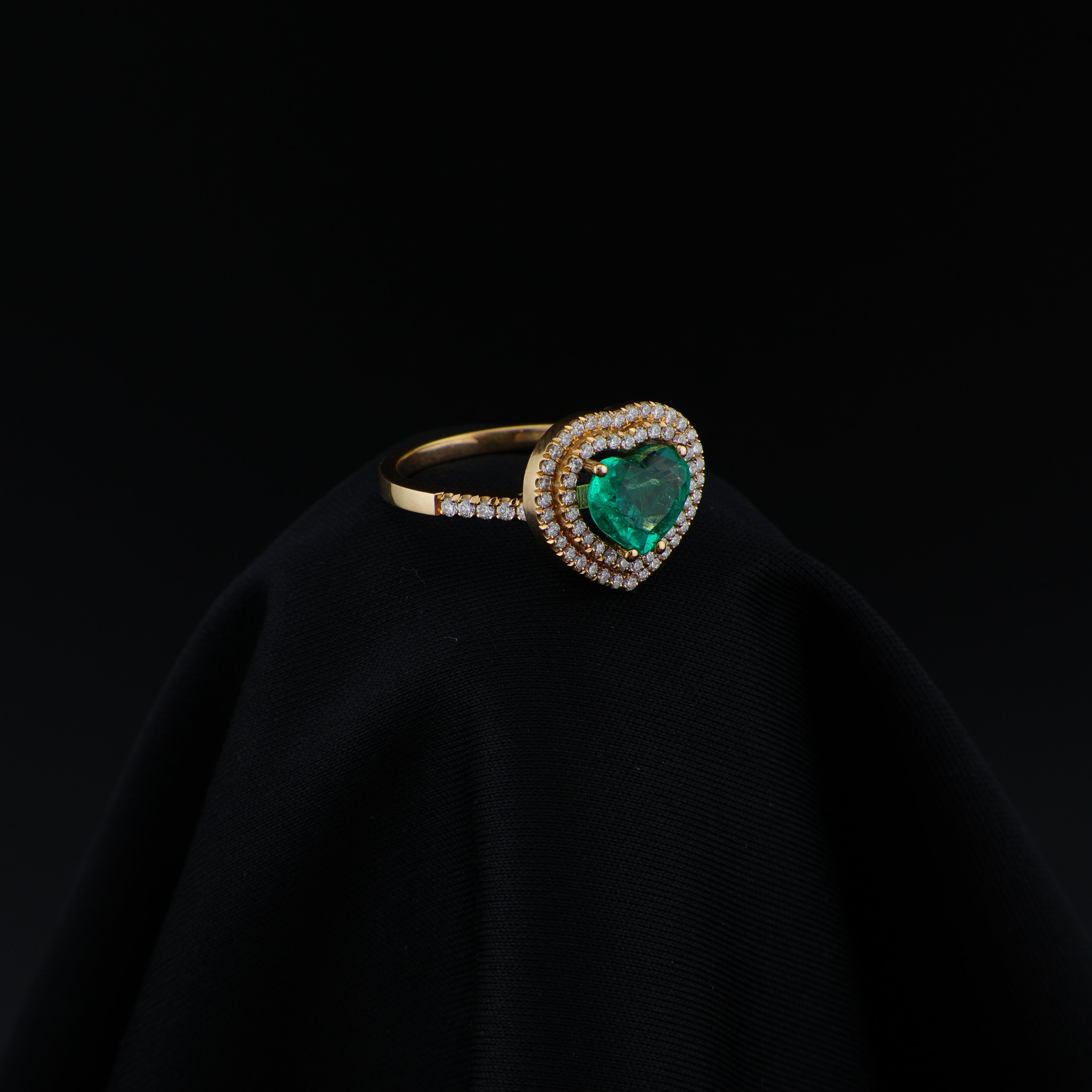 Anillo Corazón de Esmeralda de Muzo, Oro 18k, Menor F1, 70 Diamantes