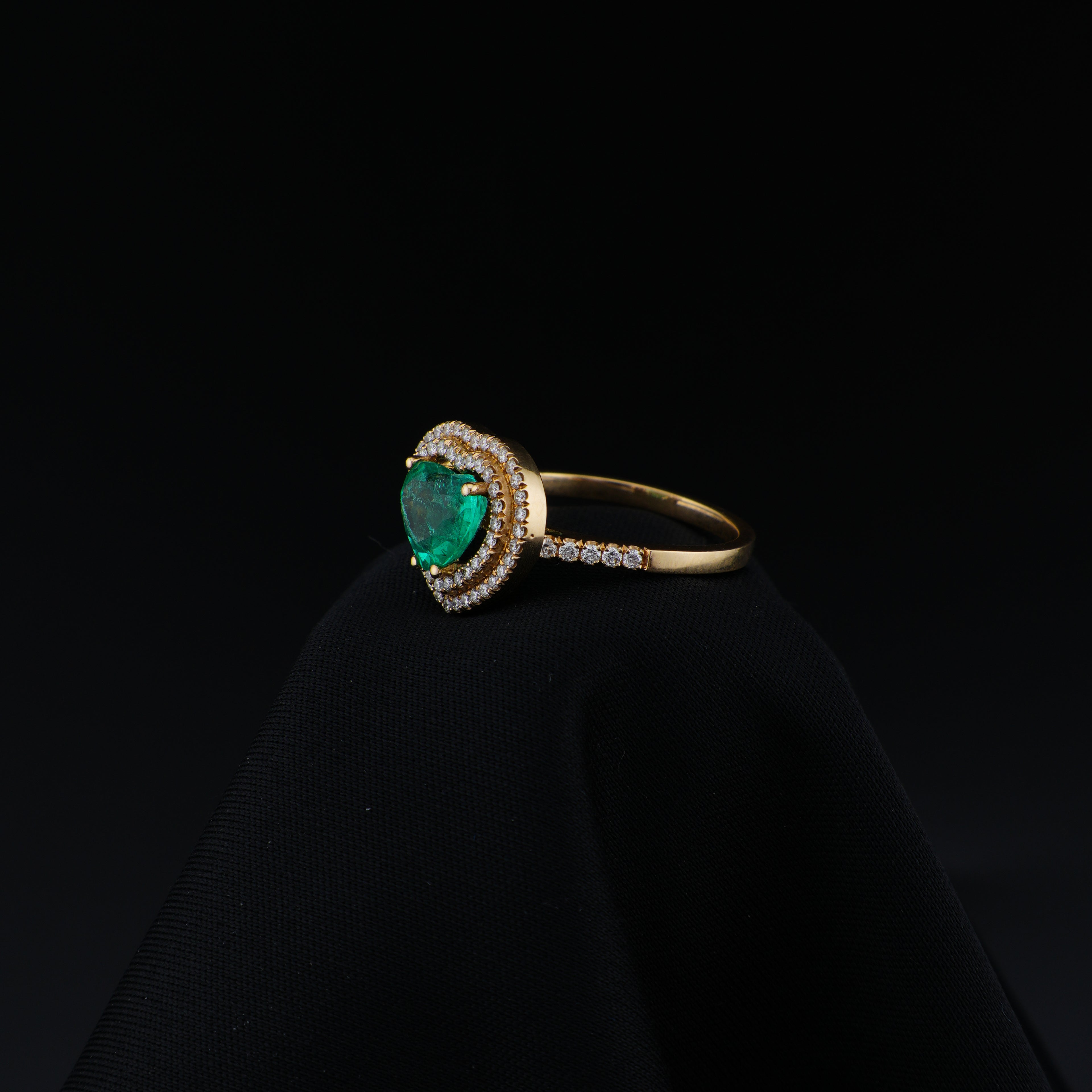 Anillo Corazón de Esmeralda de Muzo, Oro 18k, Menor F1, 70 Diamantes