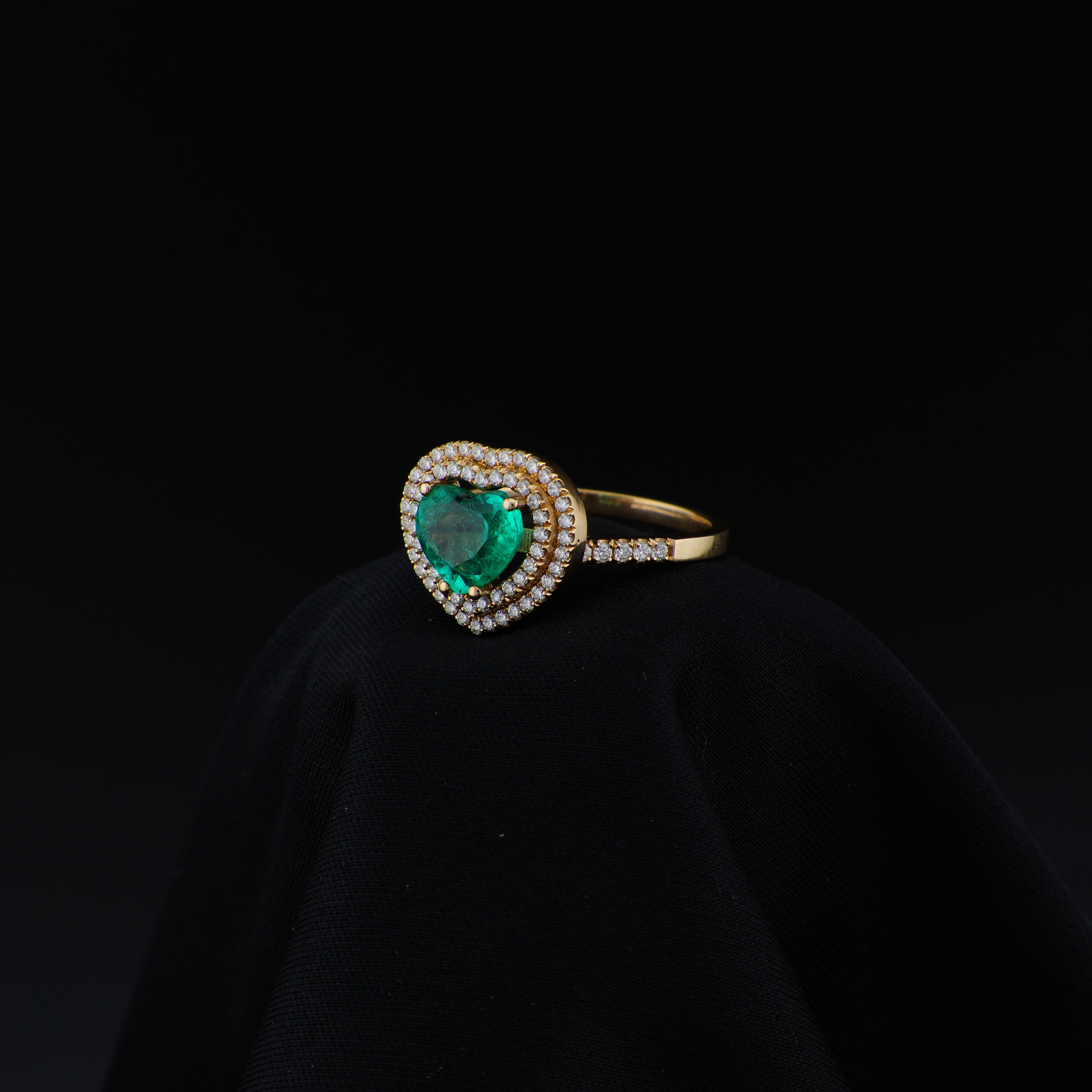 Anillo Corazón de Esmeralda de Muzo, Oro 18k, Menor F1, 70 Diamantes