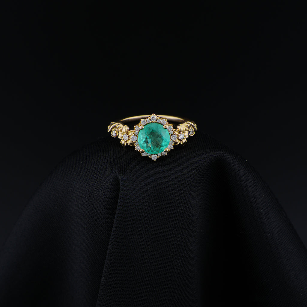 Anillo en Oro Amarillo de 18 quilates, talla 7.5, con esmeralda central de 8 mm