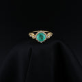 Anillo en Oro Amarillo de 18 quilates, talla 7.5, con esmeralda central de 8 mm