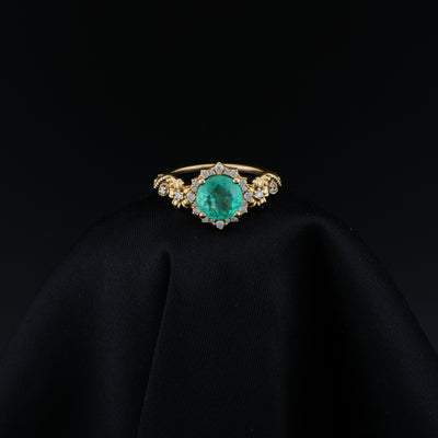 Anillo en Oro Amarillo de 18 quilates, talla 7.5, con esmeralda central de 8 mm