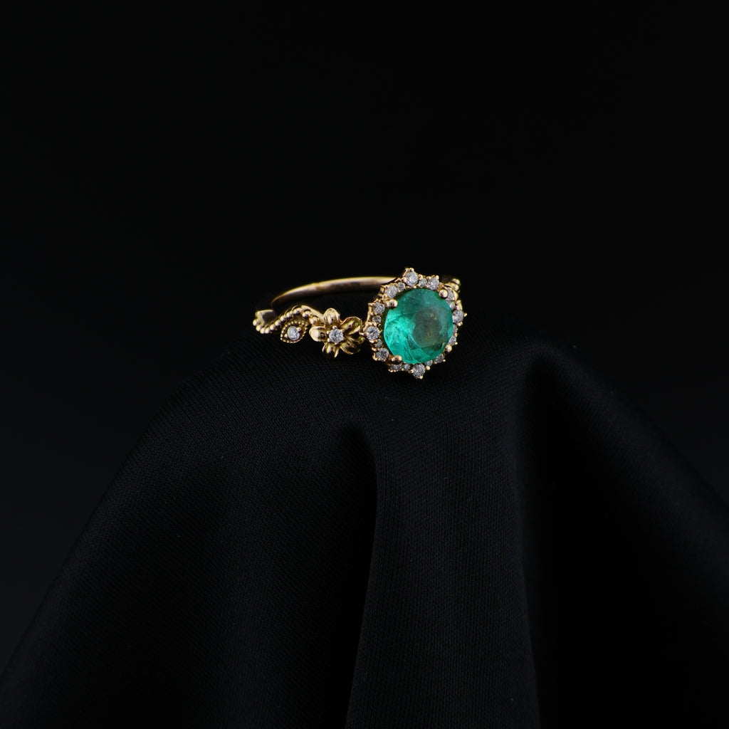Anillo en Oro Amarillo de 18 quilates, talla 7.5, con esmeralda central de 8 mm
