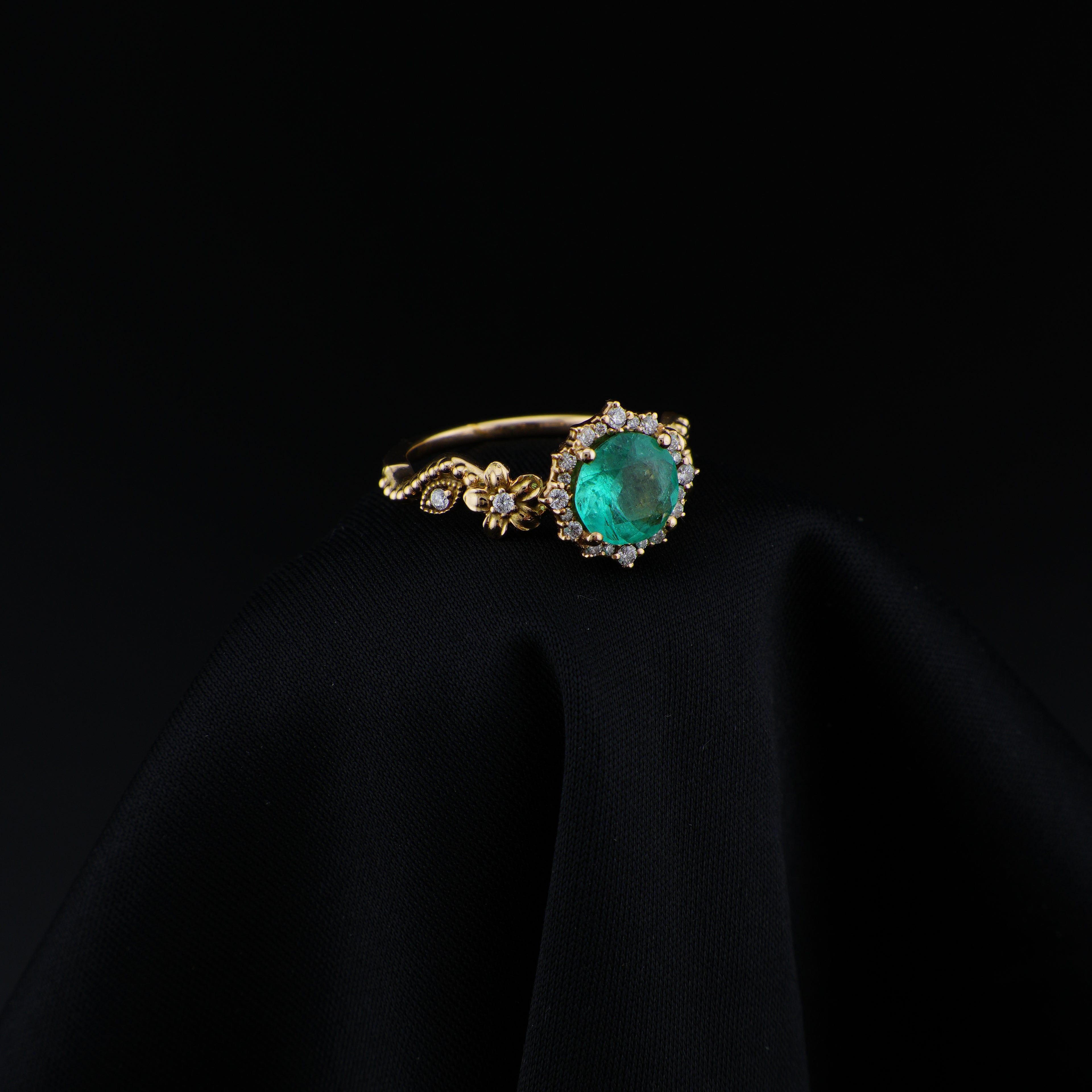 Anillo en Oro Amarillo de 18 quilates, talla 7.5, con esmeralda central de 8 mm