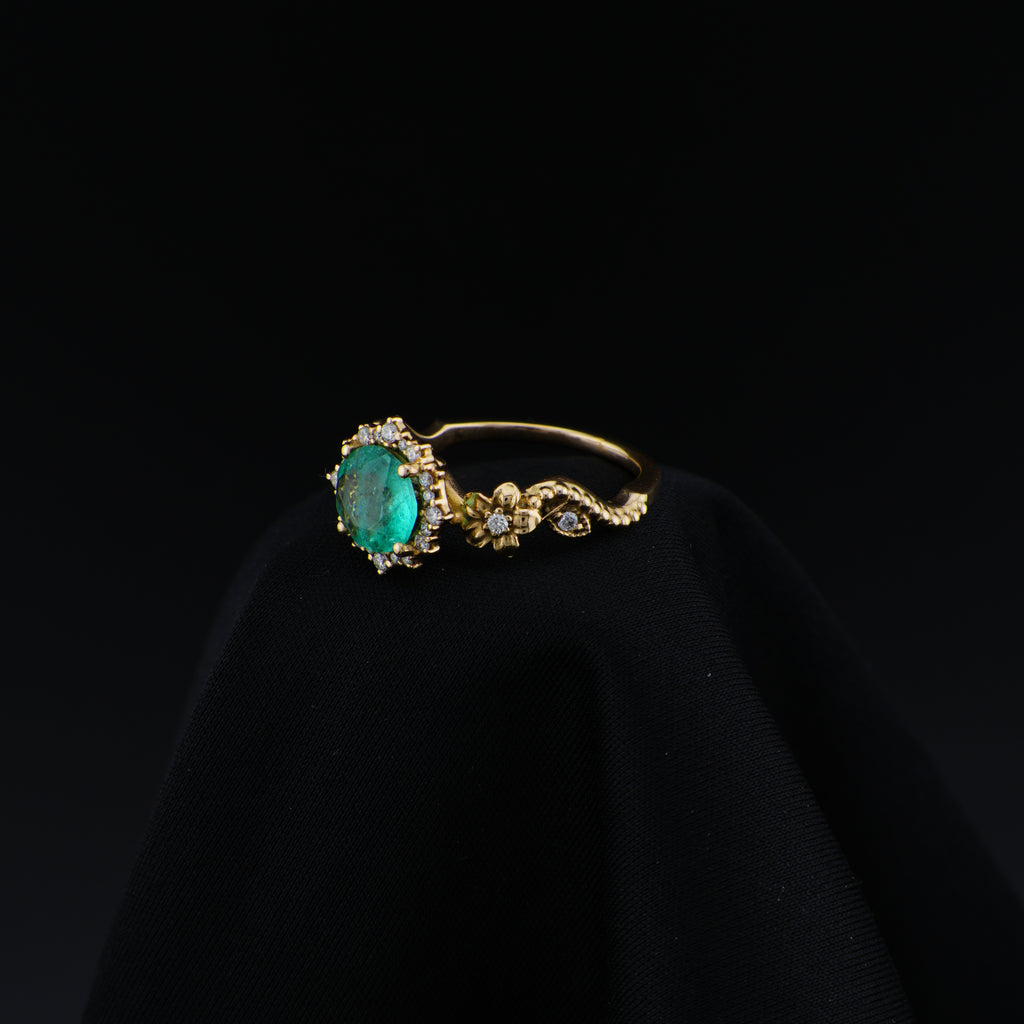 Anillo en Oro Amarillo de 18 quilates, talla 7.5, con esmeralda central de 8 mm