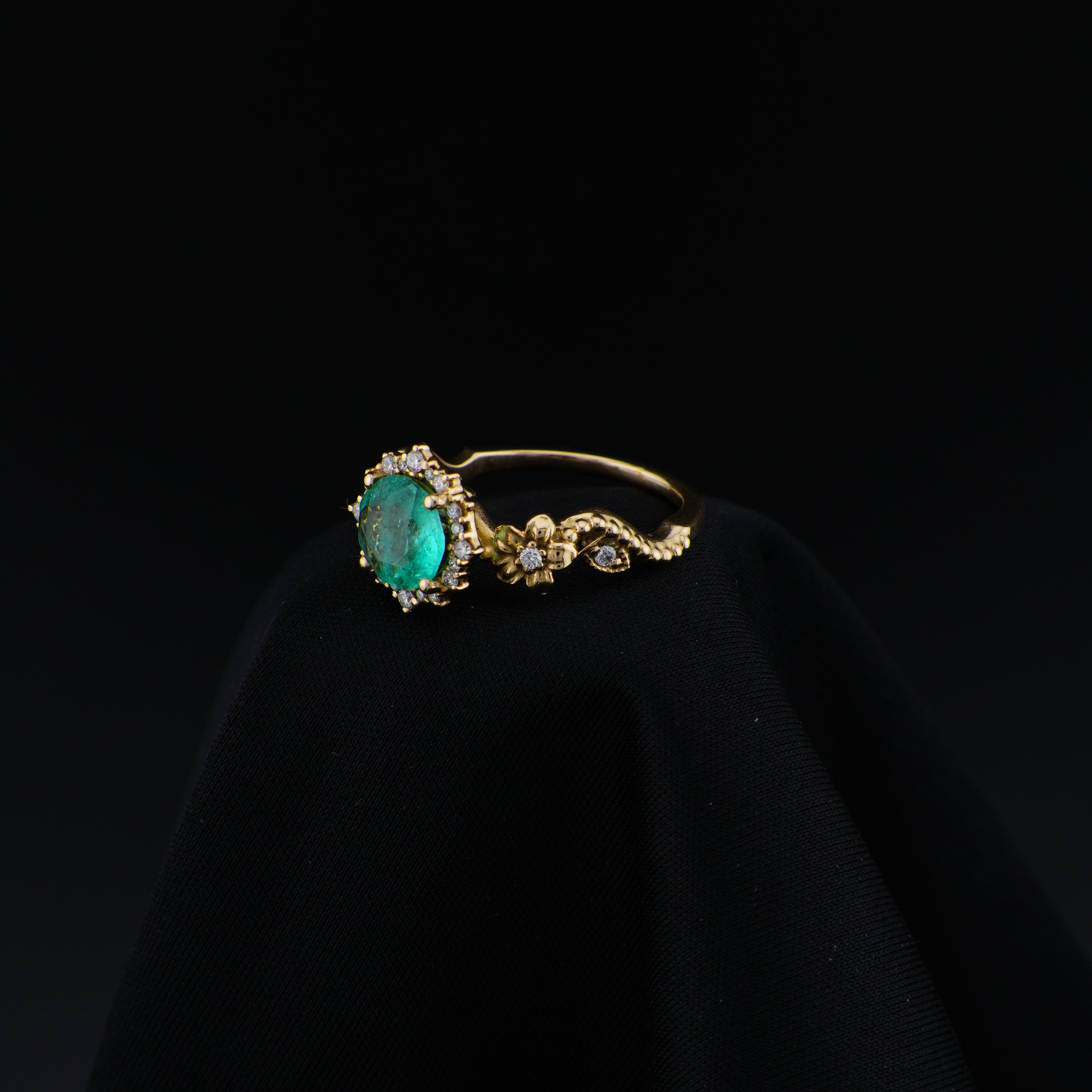 Anillo en Oro Amarillo de 18 quilates, talla 7.5, con esmeralda central de 8 mm