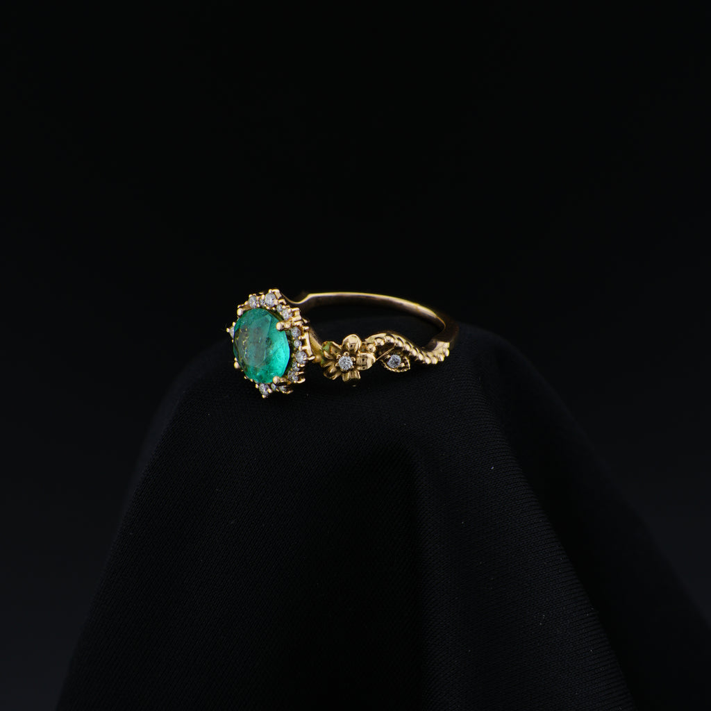 Anillo en Oro Amarillo de 18 quilates, talla 7.5, con esmeralda central de 8 mm