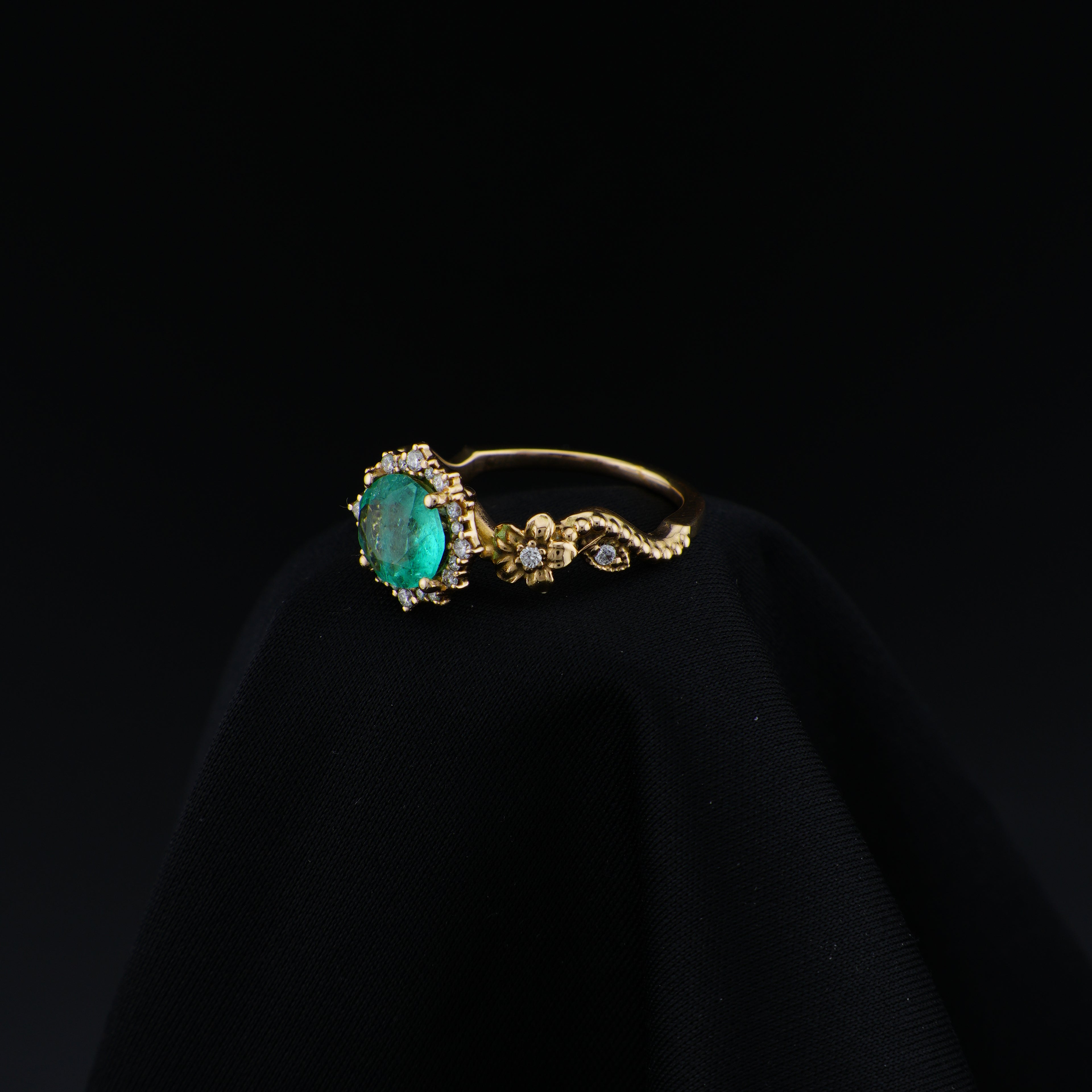 Anillo en Oro Amarillo de 18 quilates, talla 7.5, con esmeralda central de 8 mm