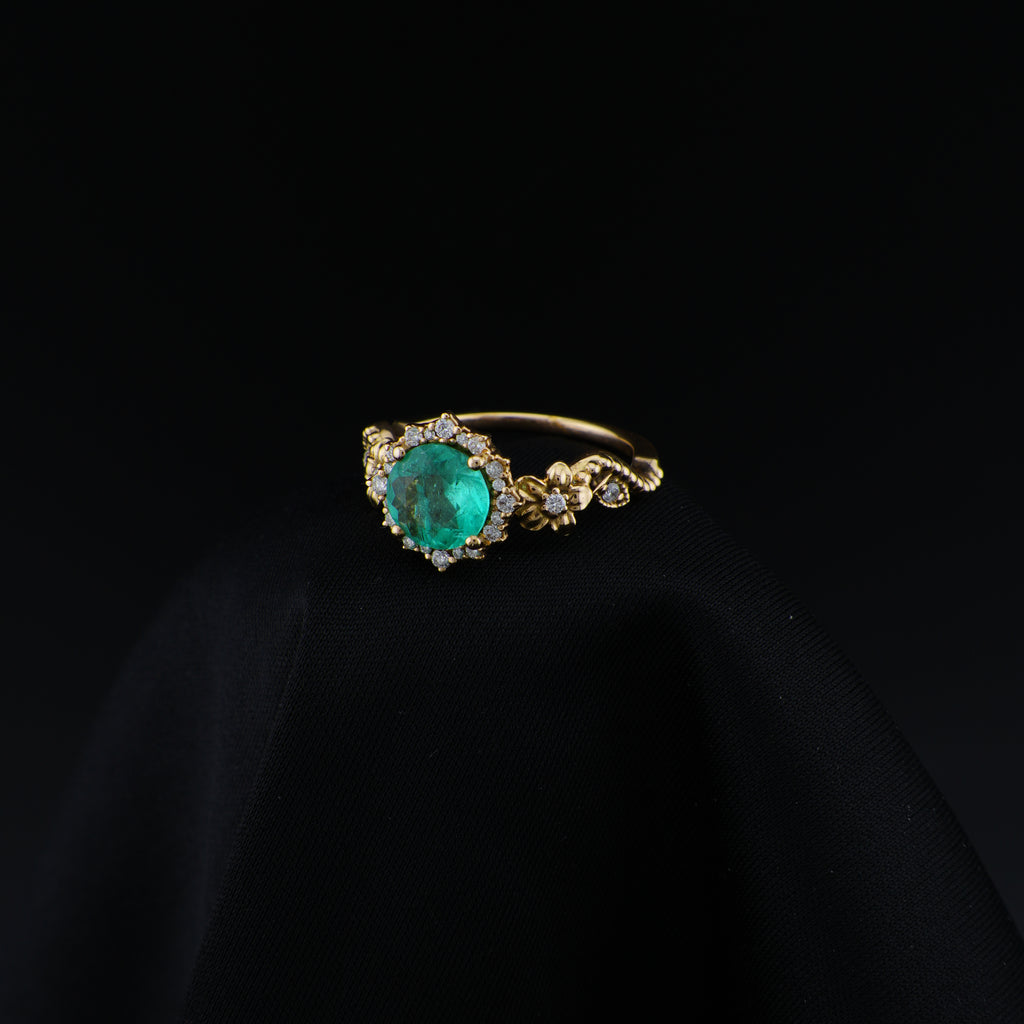 Anillo en Oro Amarillo de 18 quilates, talla 7.5, con esmeralda central de 8 mm