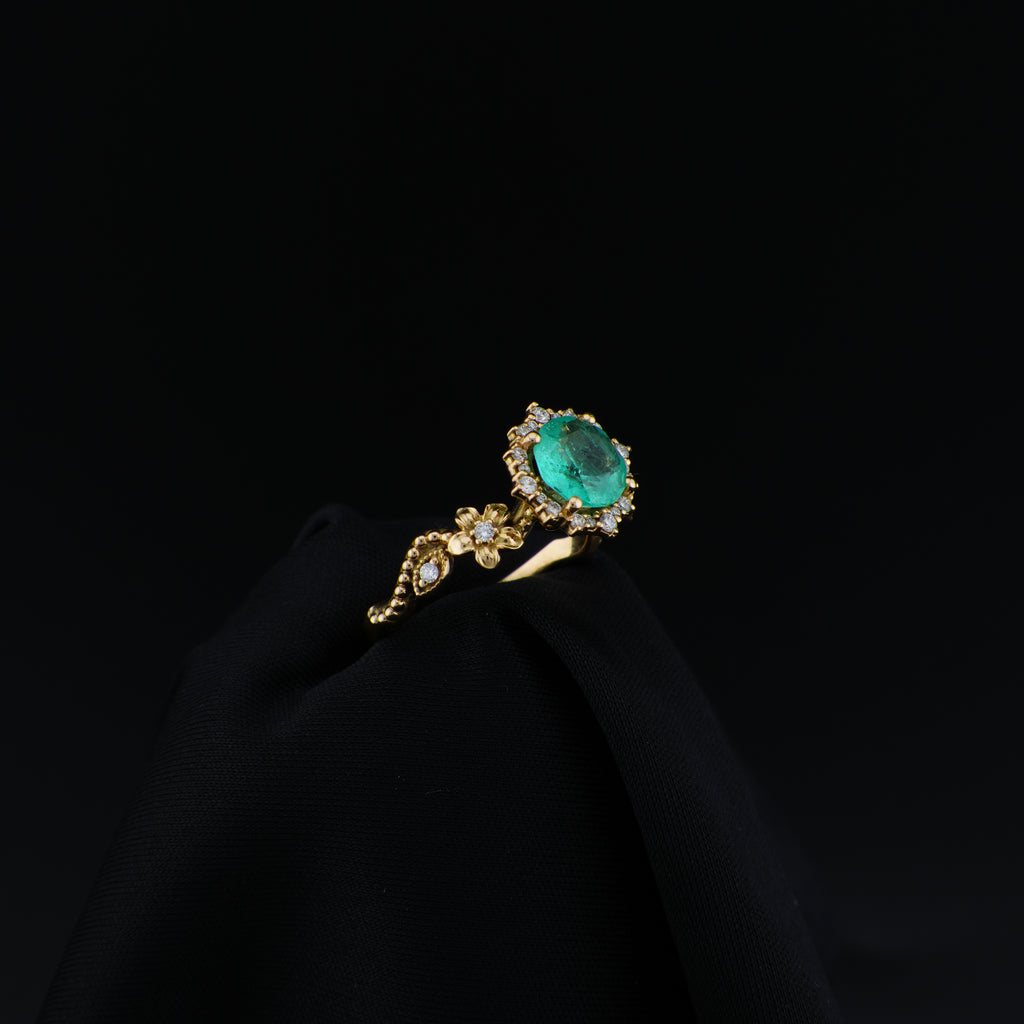 Anillo en Oro Amarillo de 18 quilates, talla 7.5, con esmeralda central de 8 mm