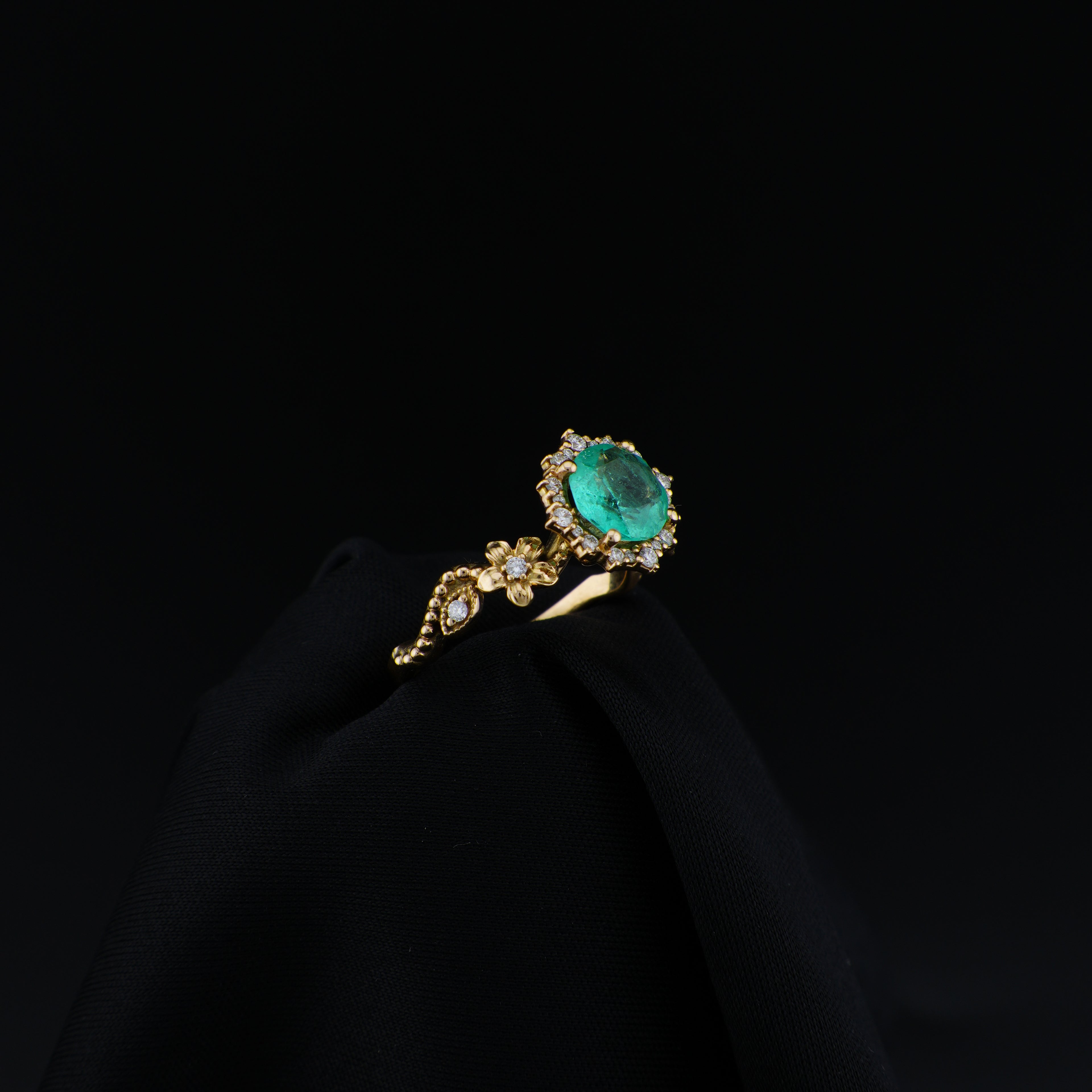 Anillo en Oro Amarillo de 18 quilates, talla 7.5, con esmeralda central de 8 mm