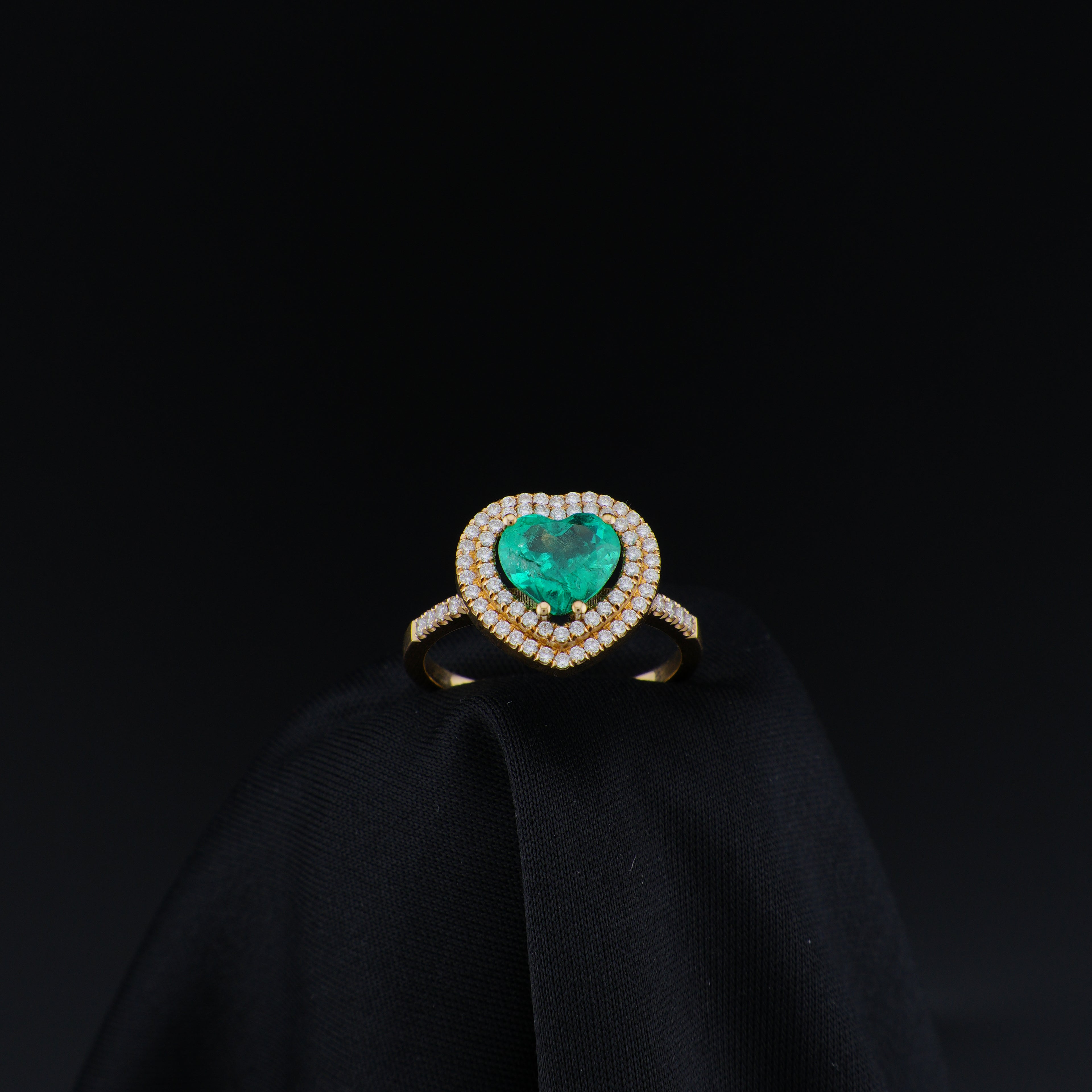 Anillo Corazón de Esmeralda de Muzo, Oro 18k, Menor F1, 70 Diamantes