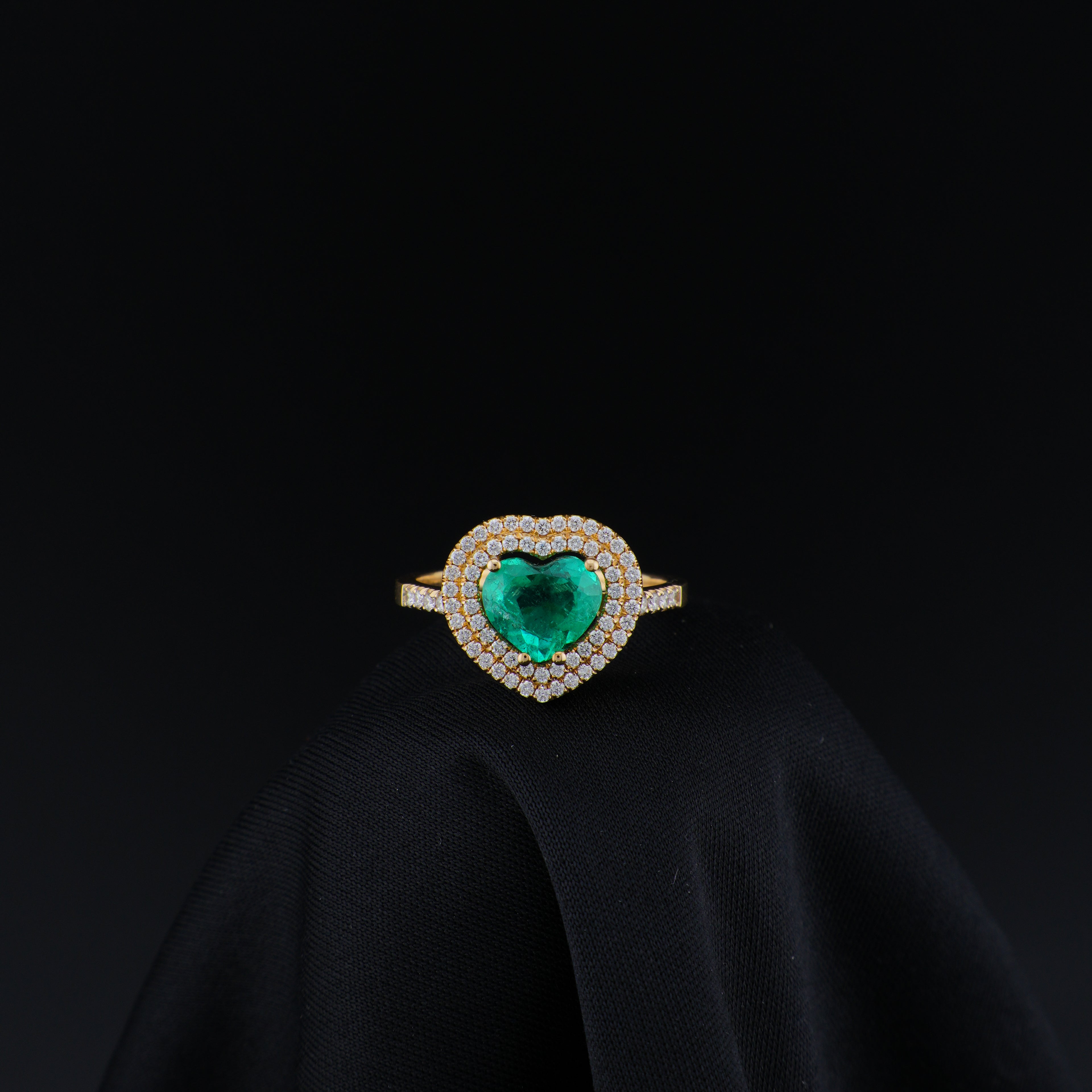 Anillo Corazón de Esmeralda de Muzo, Oro 18k, Menor F1, 70 Diamantes