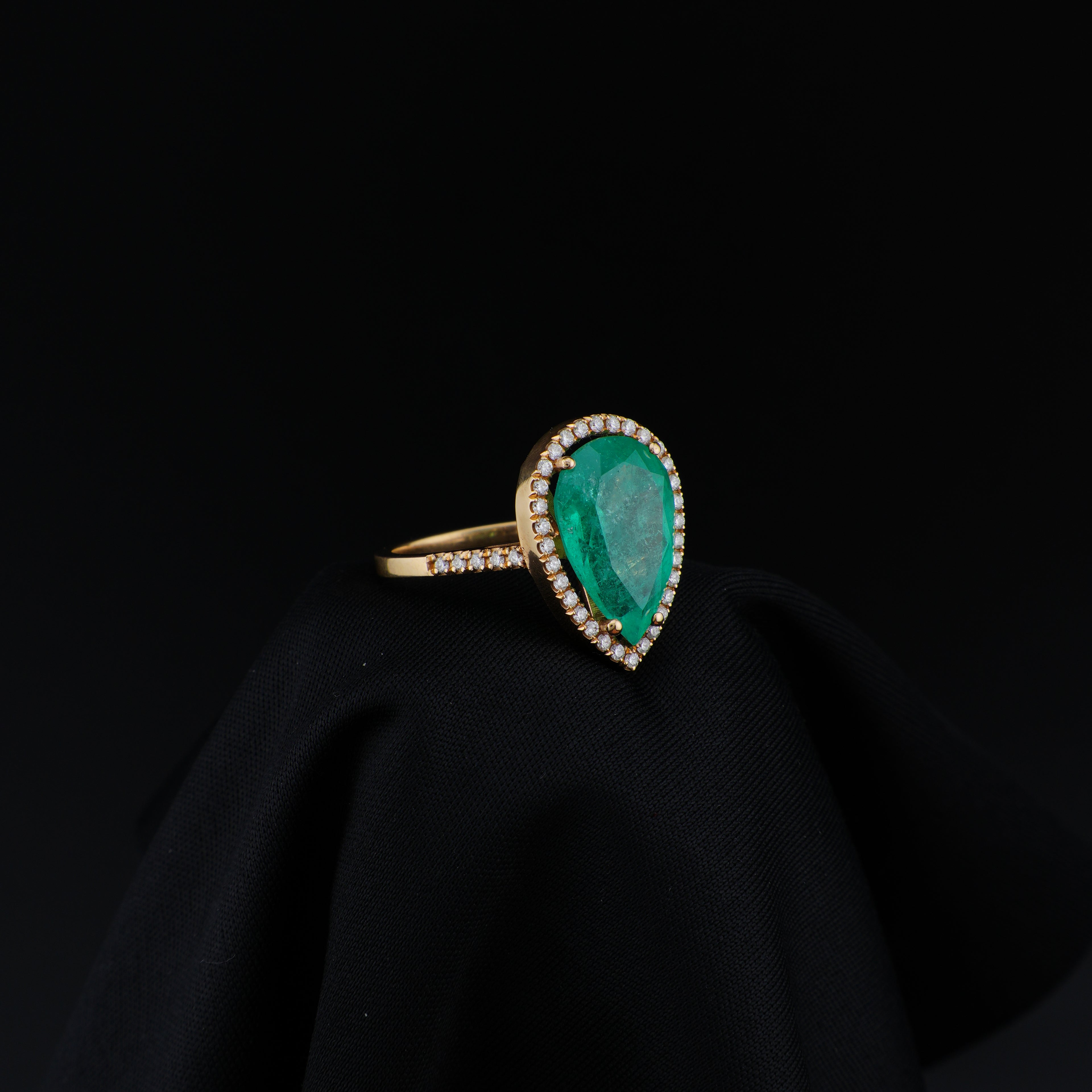 Anillo de Esmeralda Lágrima de Muzo, Oro 18k, Talla 6.5