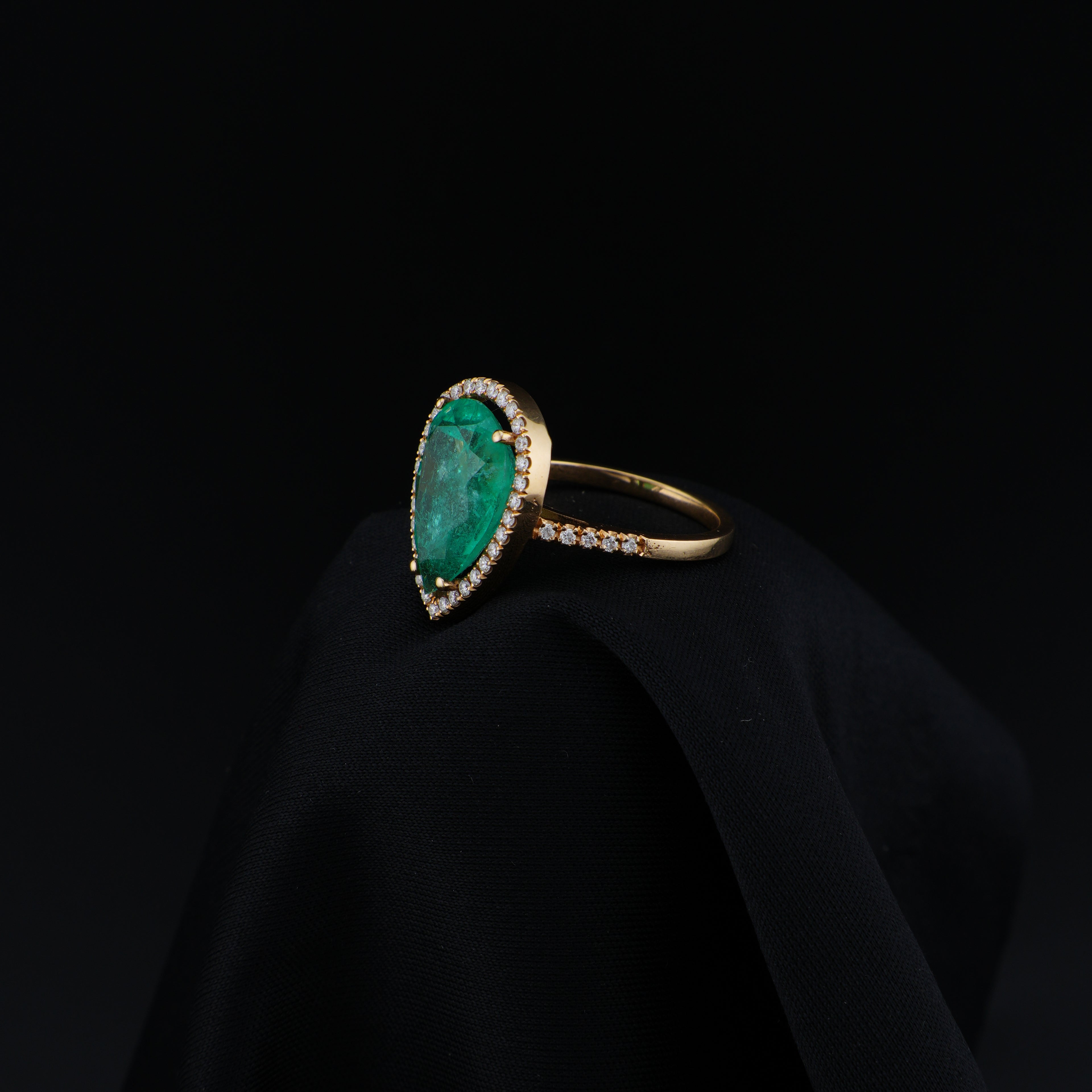 Anillo de Esmeralda Lágrima de Muzo, Oro 18k, Talla 6.5