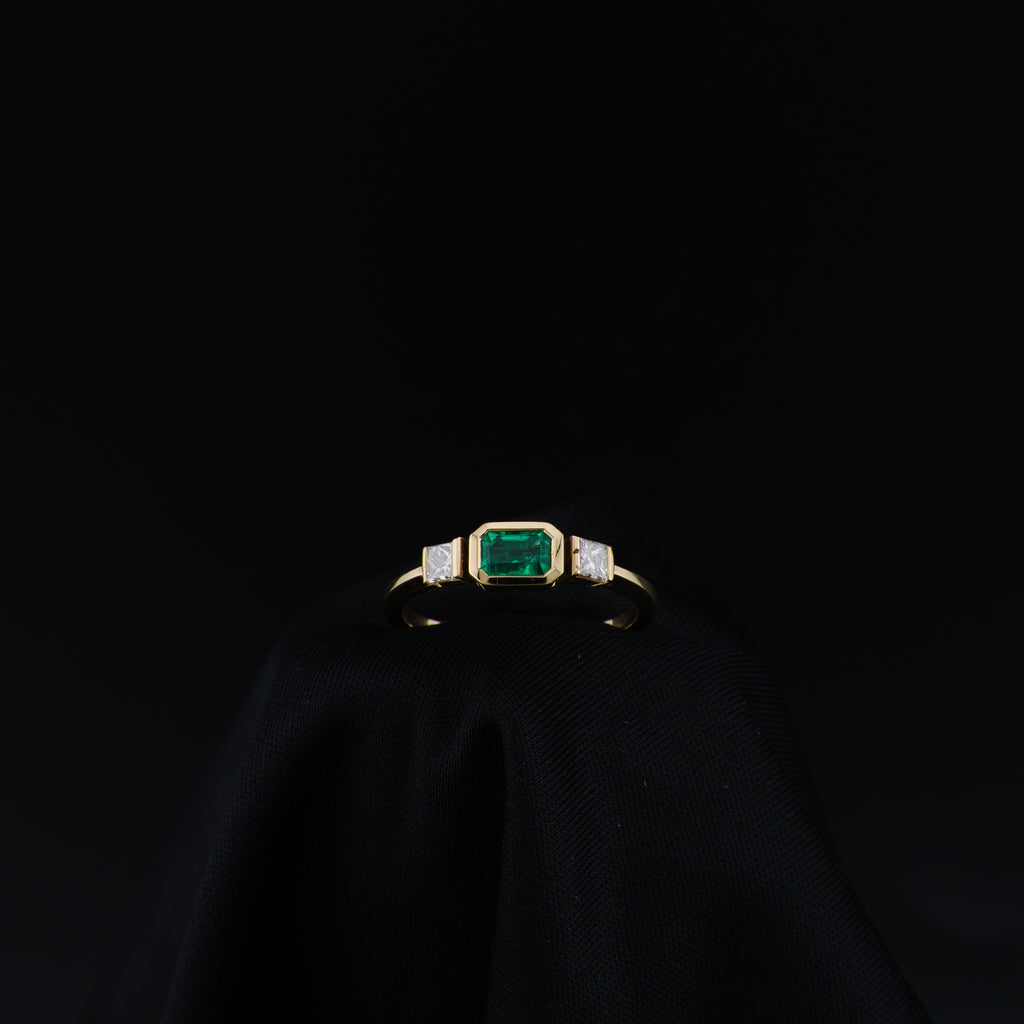 Anillo de Esmeralda Rectangular de Muzo, Oro Amarillo 18k, Talla 7, Verde Vivo