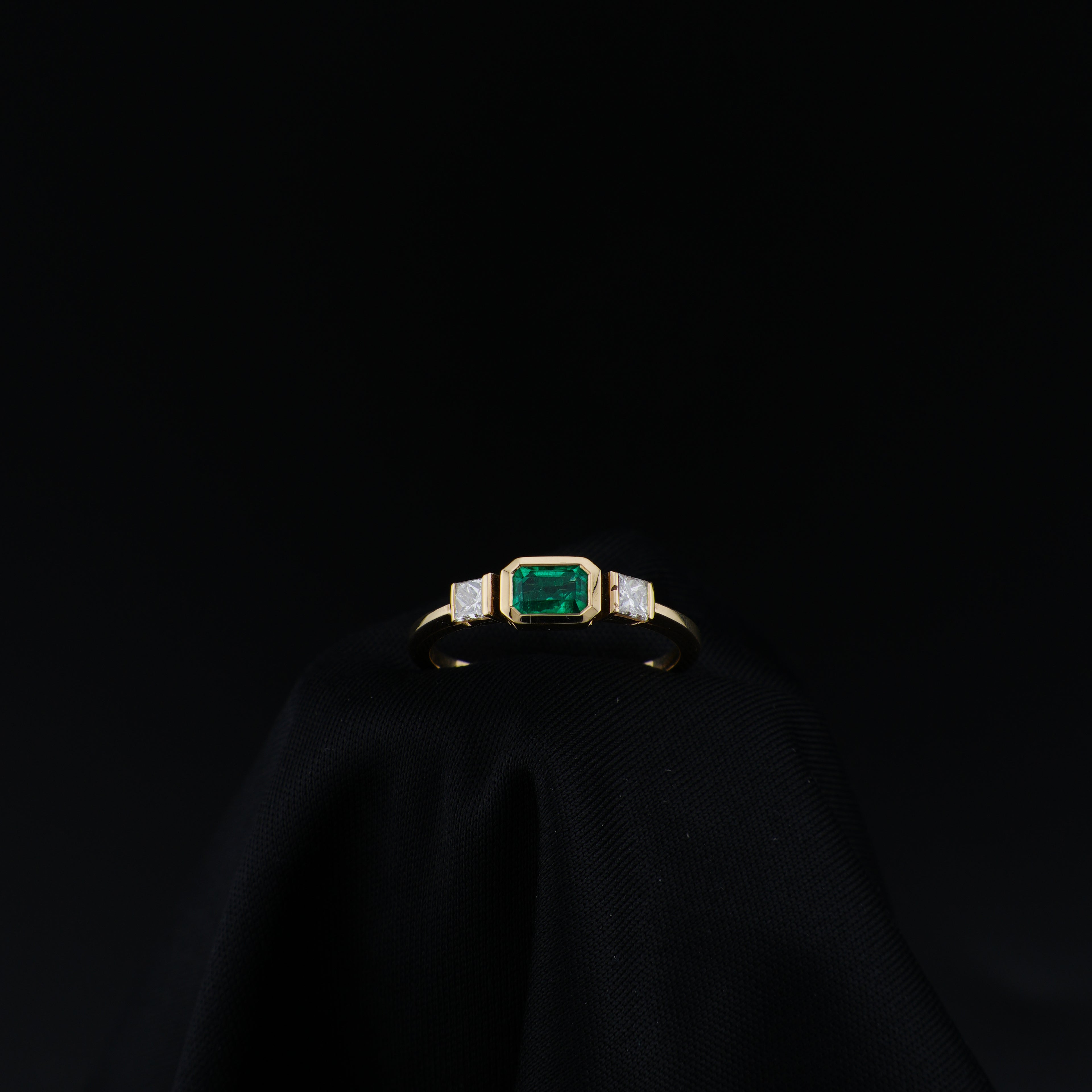 Anillo de Esmeralda Rectangular de Muzo, Oro Amarillo 18k, Talla 7, Verde Vivo