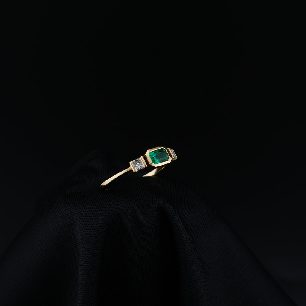 Anillo de Esmeralda Rectangular de Muzo, Oro Amarillo 18k, Talla 7, Verde Vivo