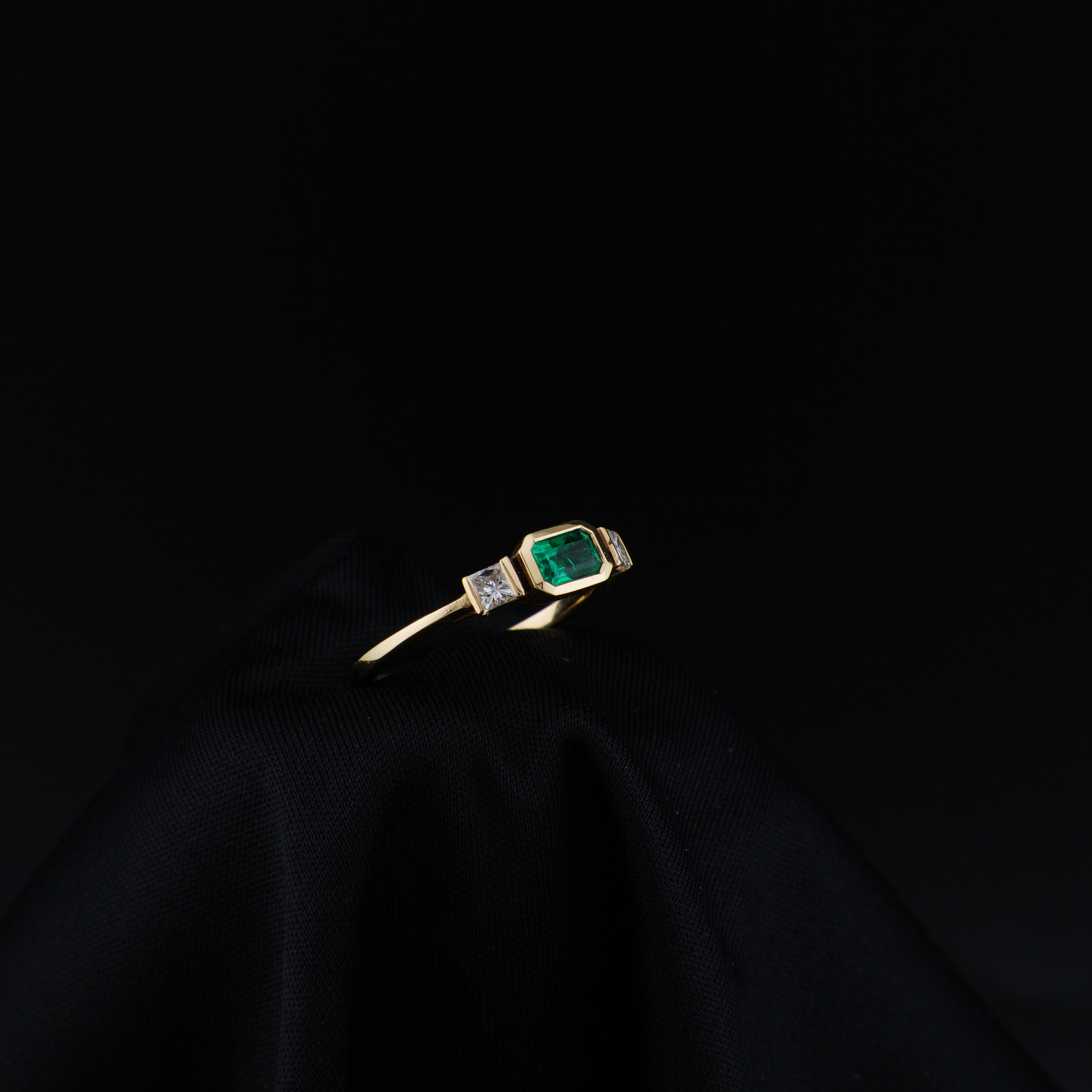 Anillo de Esmeralda Rectangular de Muzo, Oro Amarillo 18k, Talla 7, Verde Vivo