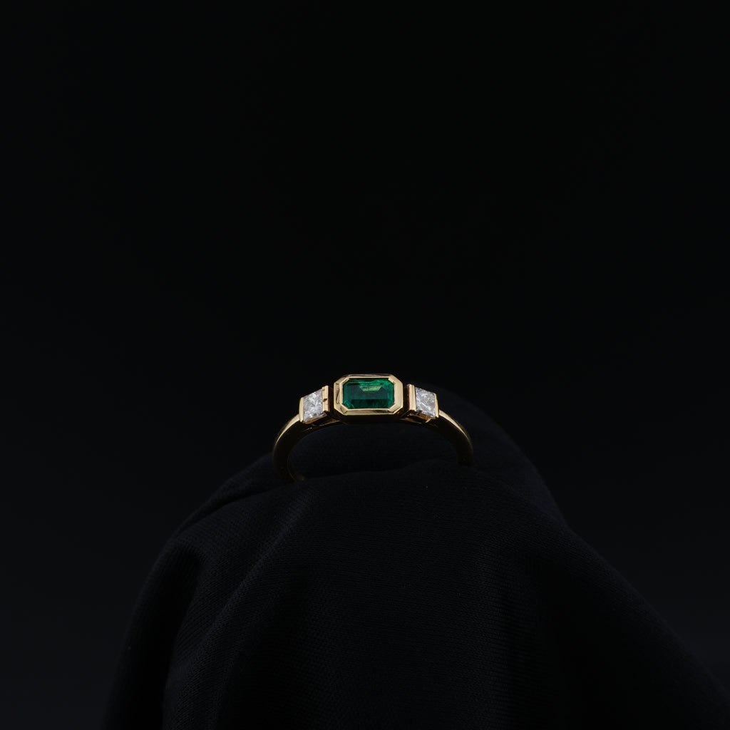 Anillo de Esmeralda Rectangular de Muzo, Oro Amarillo 18k, Talla 7, Verde Vivo