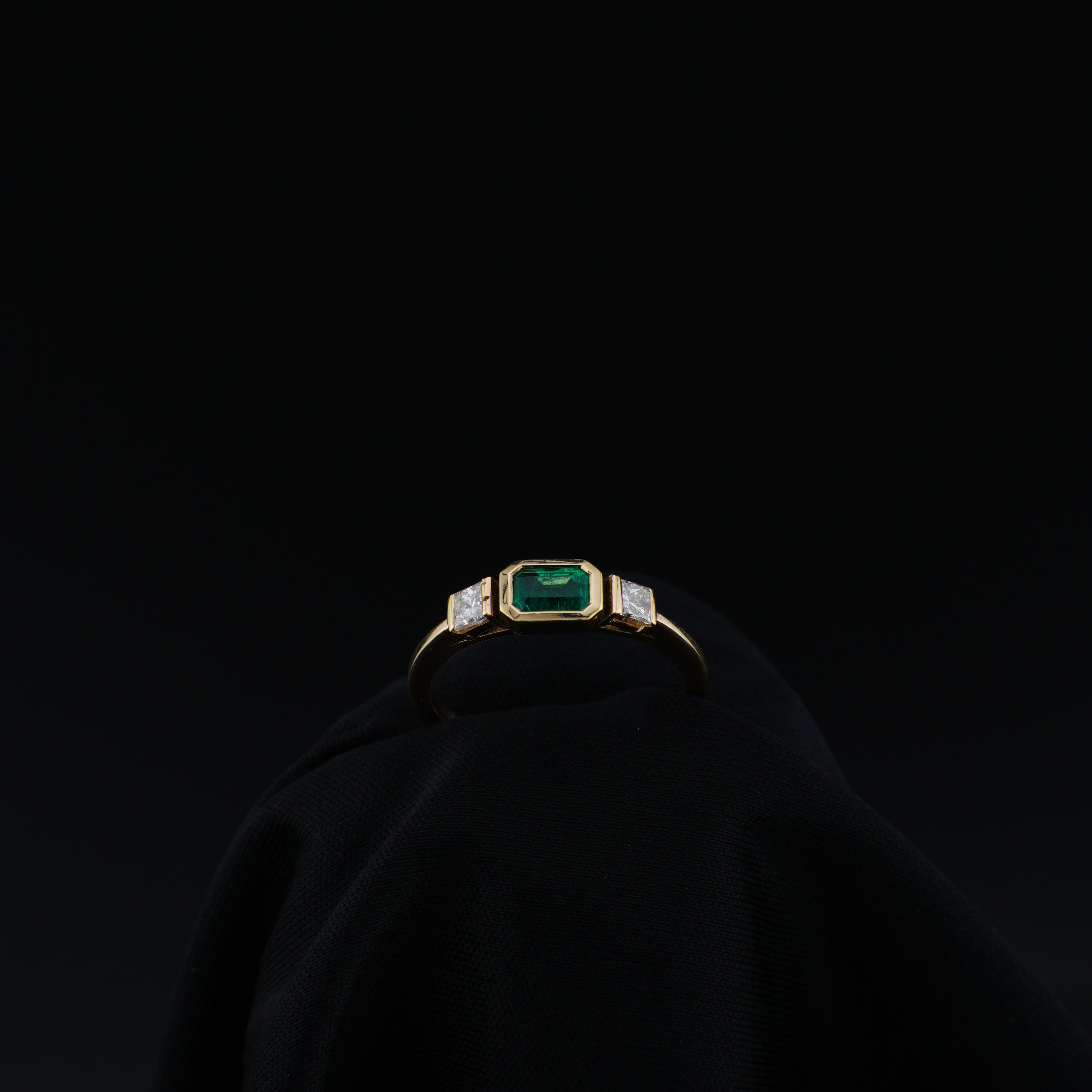 Anillo de Esmeralda Rectangular de Muzo, Oro Amarillo 18k, Talla 7, Verde Vivo
