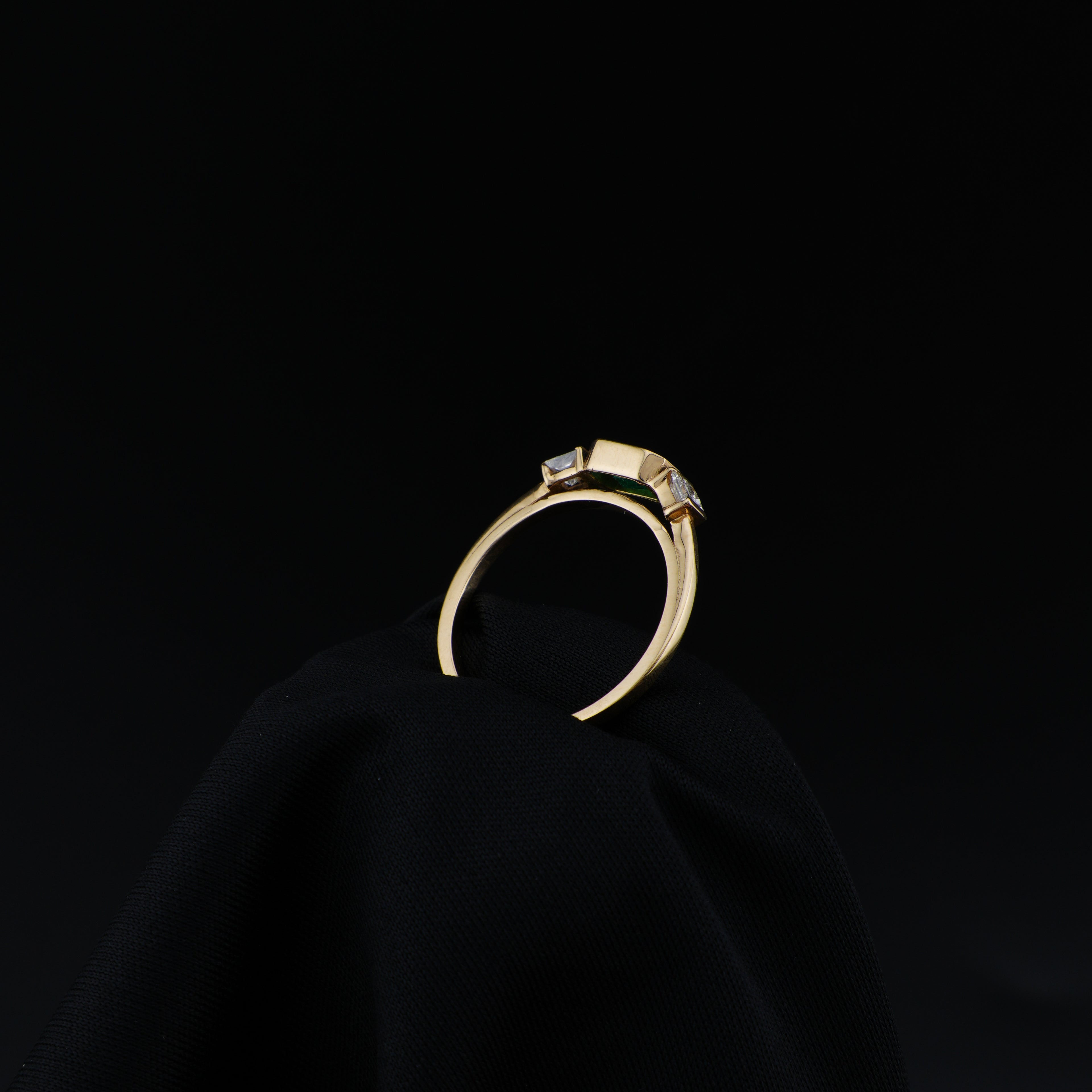 Anillo de Esmeralda Rectangular de Muzo, Oro Amarillo 18k, Talla 7, Verde Vivo