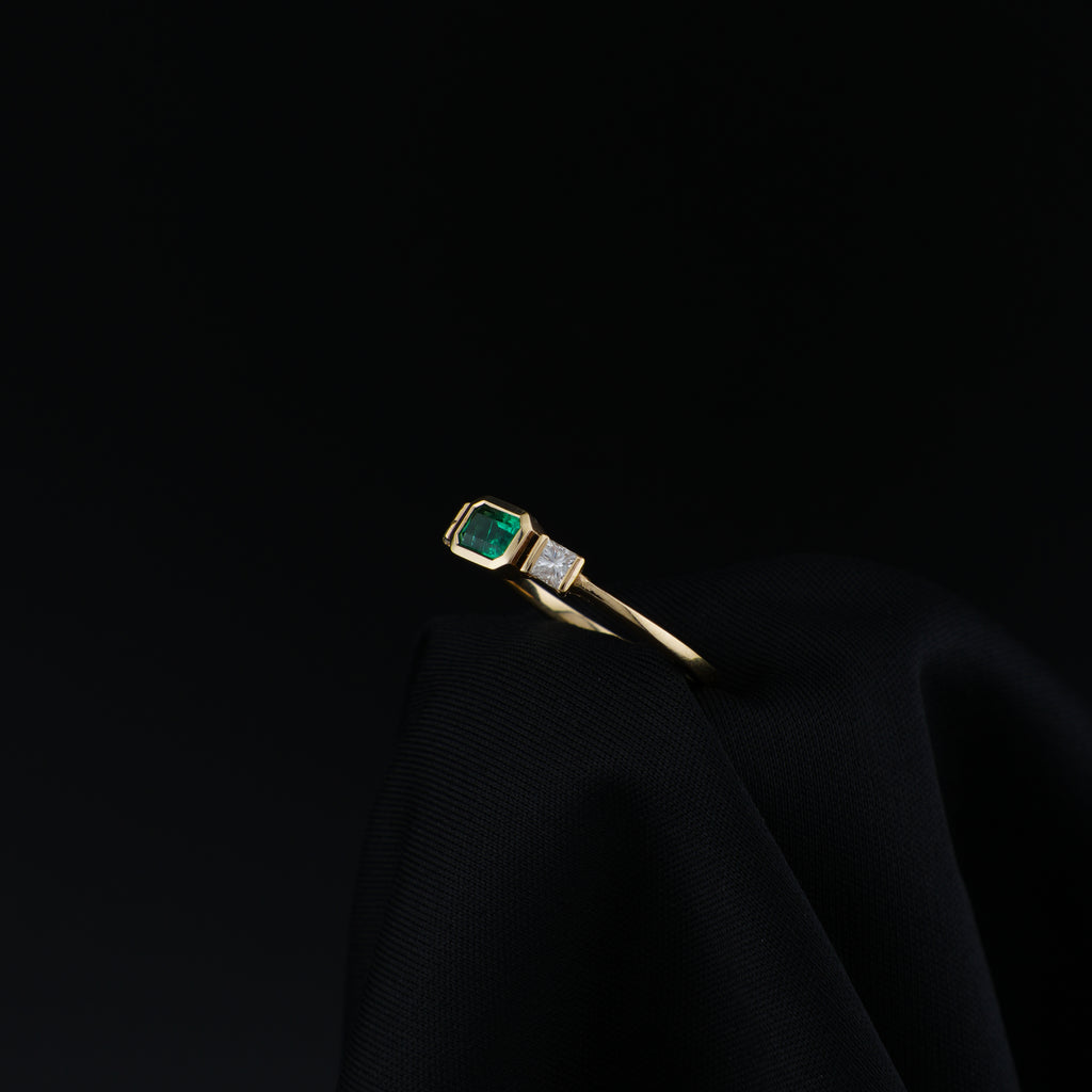 Anillo de Esmeralda Rectangular de Muzo, Oro Amarillo 18k, Talla 7, Verde Vivo