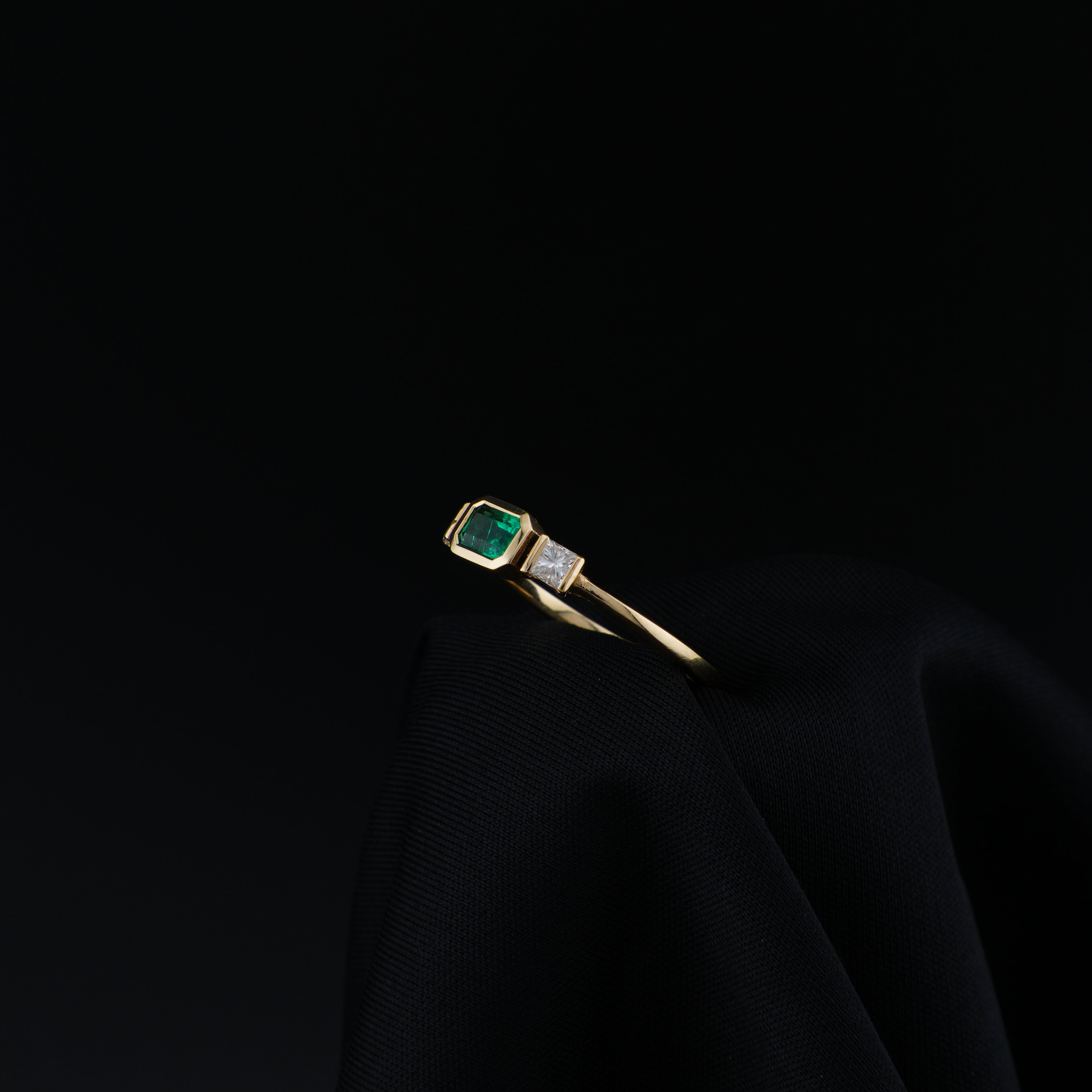 Anillo de Esmeralda Rectangular de Muzo, Oro Amarillo 18k, Talla 7, Verde Vivo
