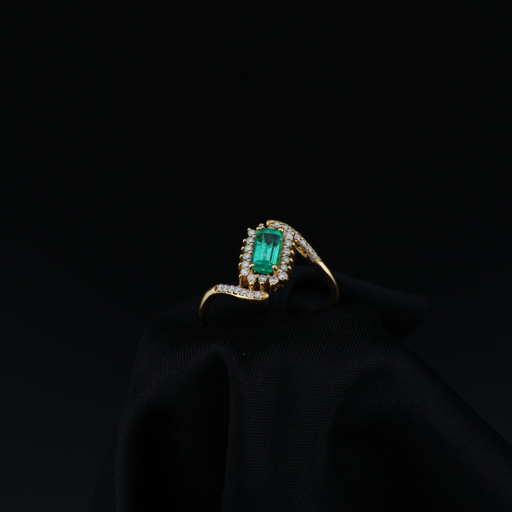 Anillo de Esmeralda Rectangular en Oro 18k, Talla 8.5, Certificado