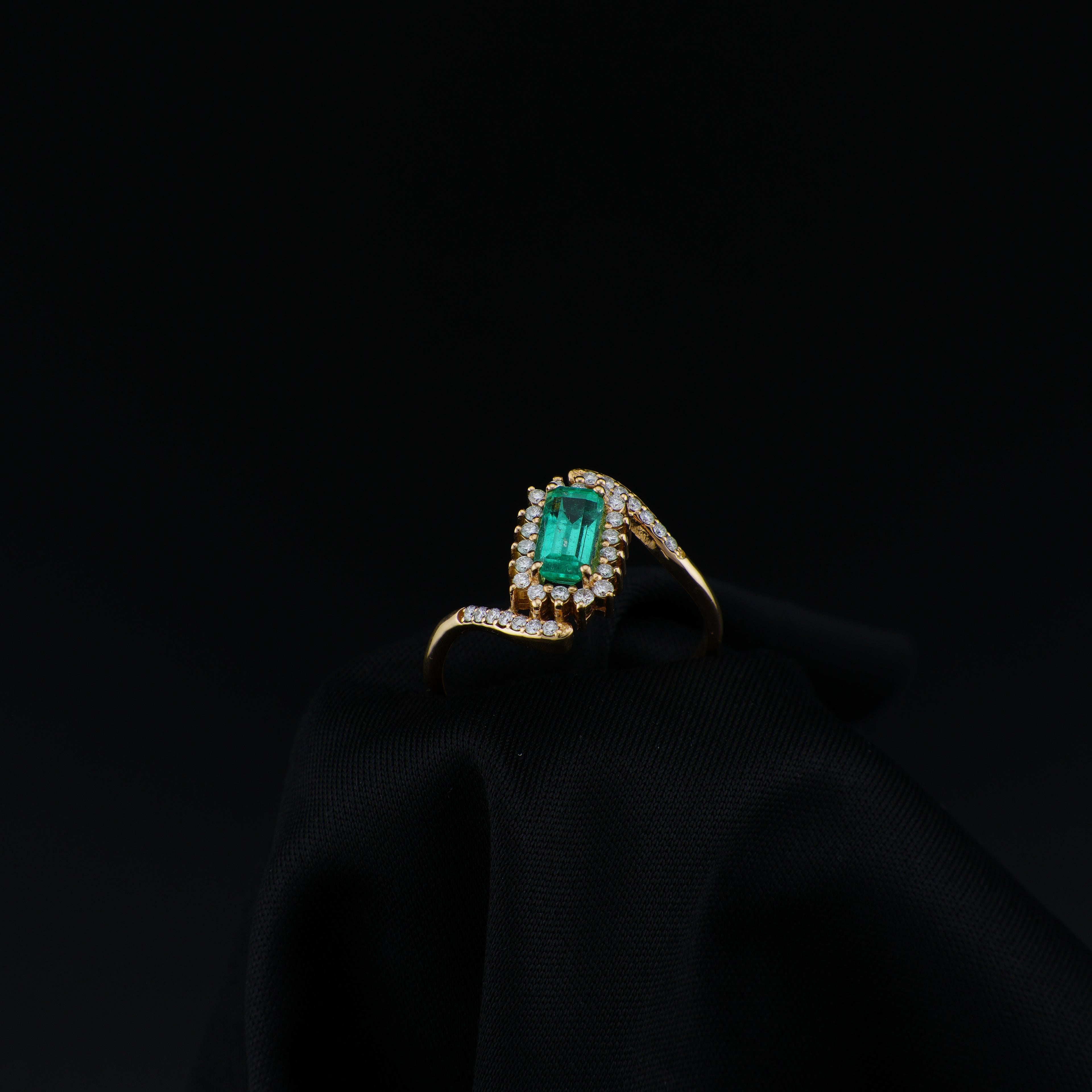 Anillo de Esmeralda Rectangular en Oro 18k, Talla 8.5, Certificado