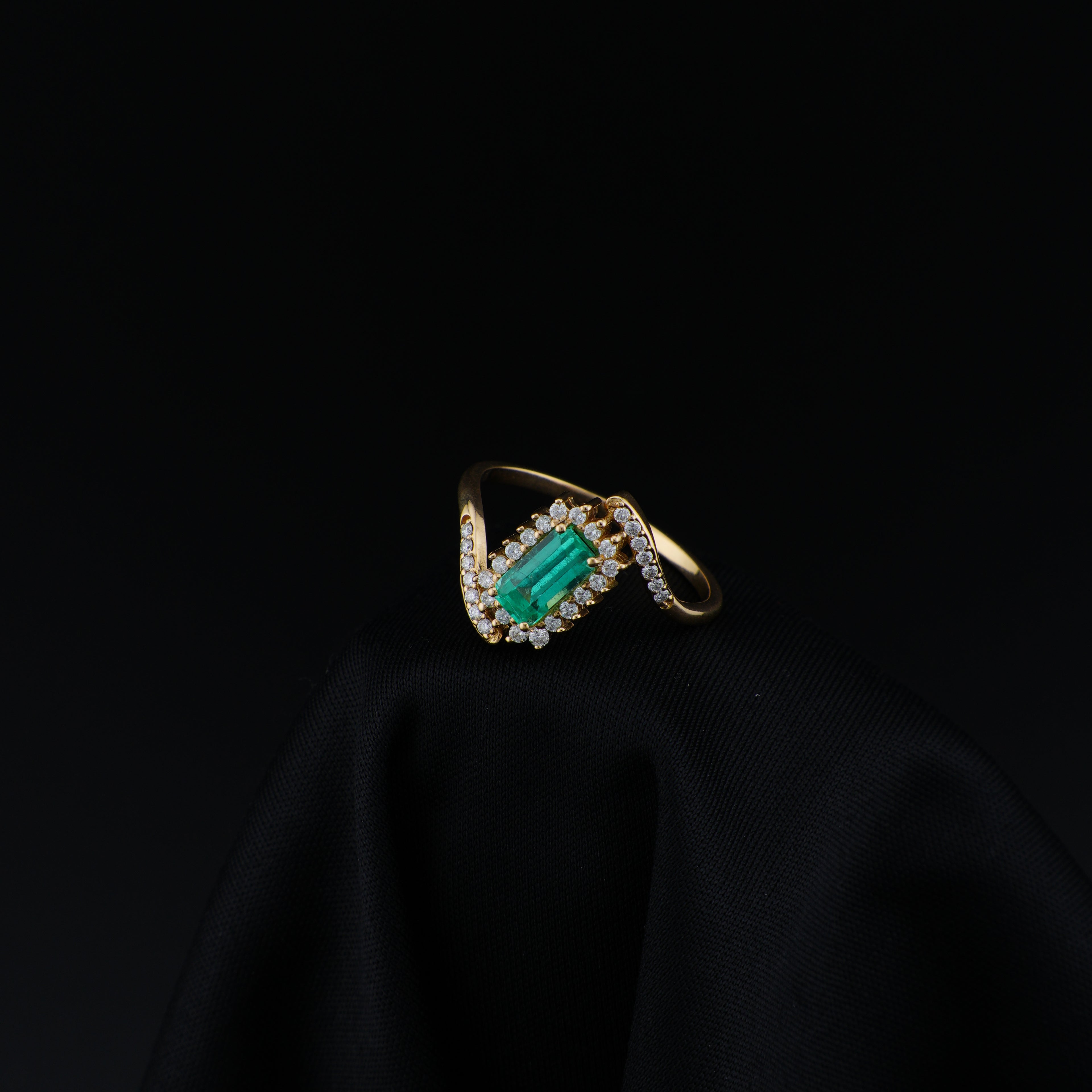 Anillo de Esmeralda Rectangular en Oro 18k, Talla 8.5, Certificado