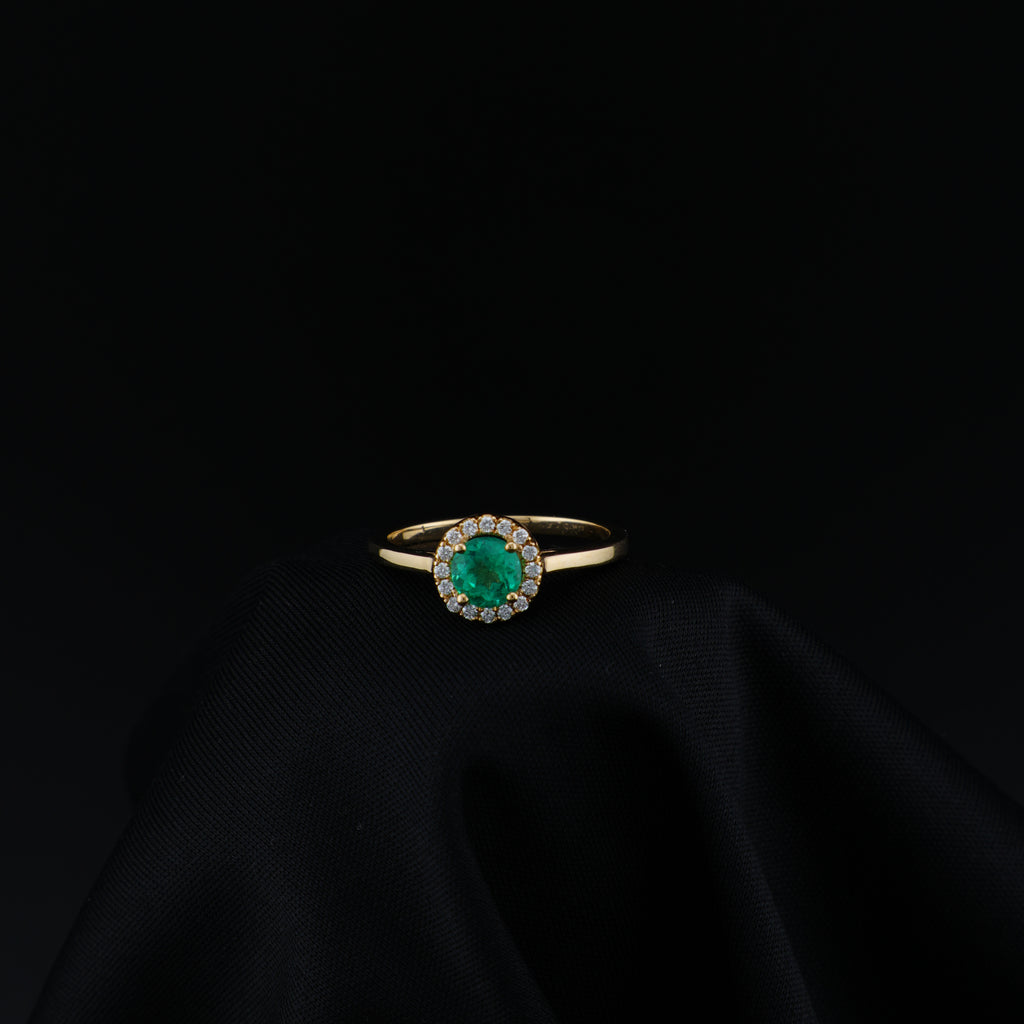 Anillo en Oro de 18K con Esmeralda Colombiana de Muzo, Boyacá y 16 Diamantes Naturales