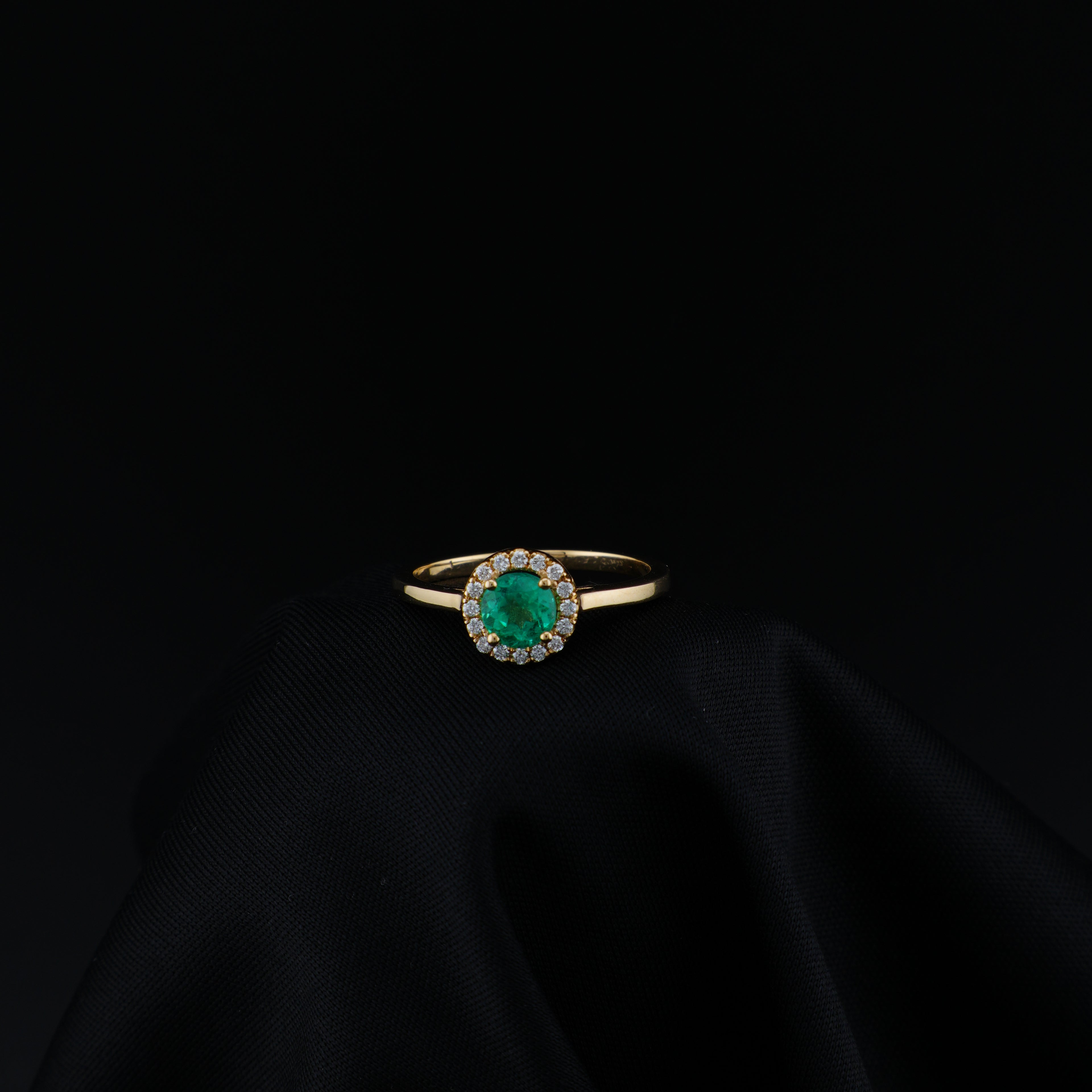 Anillo en Oro de 18K con Esmeralda Colombiana de Muzo, Boyacá y 16 Diamantes Naturales
