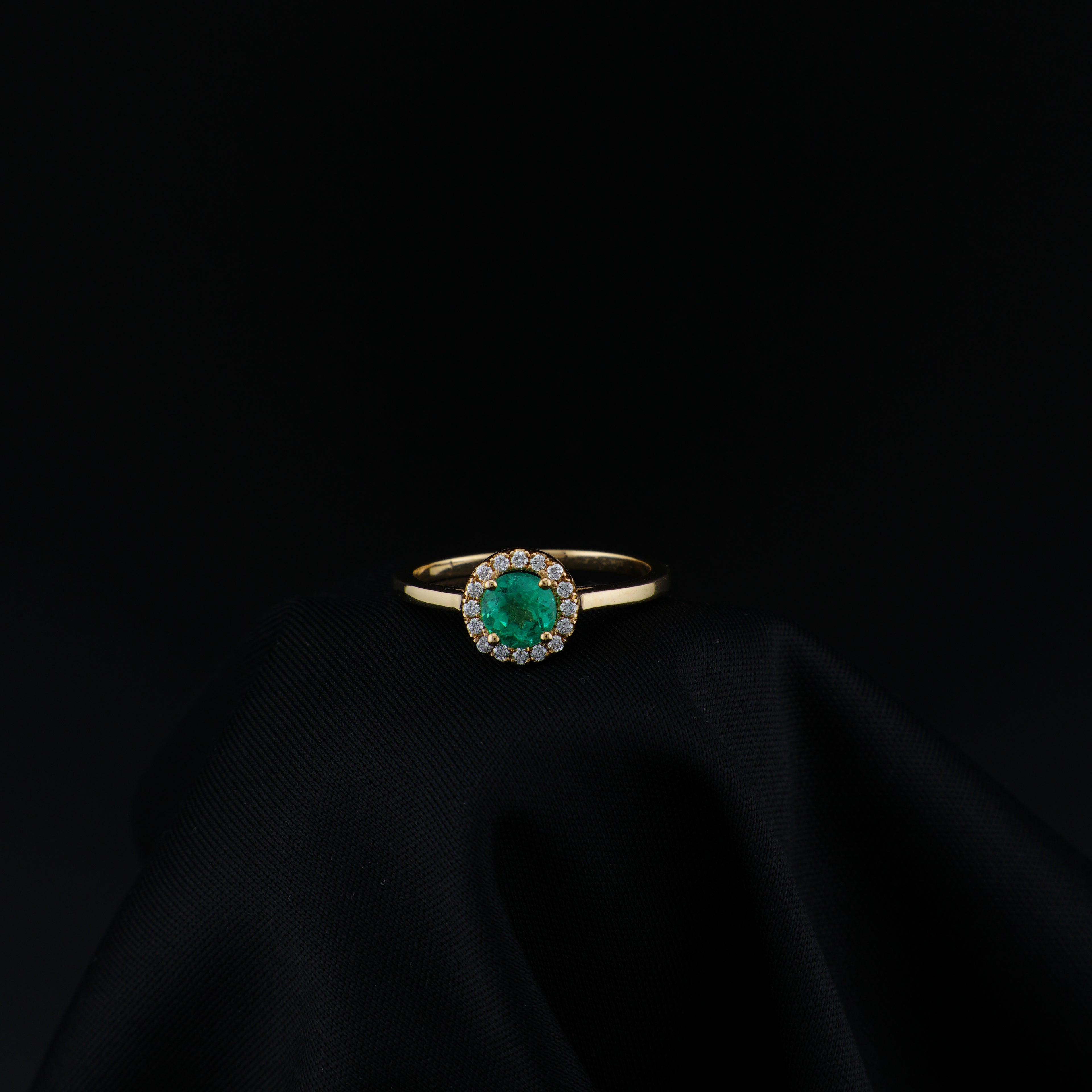 Anillo en Oro de 18K con Esmeralda Colombiana de Muzo, Boyacá y 16 Diamantes Naturales