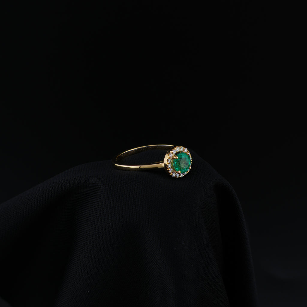 Anillo en Oro de 18K con Esmeralda Colombiana de Muzo, Boyacá y 16 Diamantes Naturales