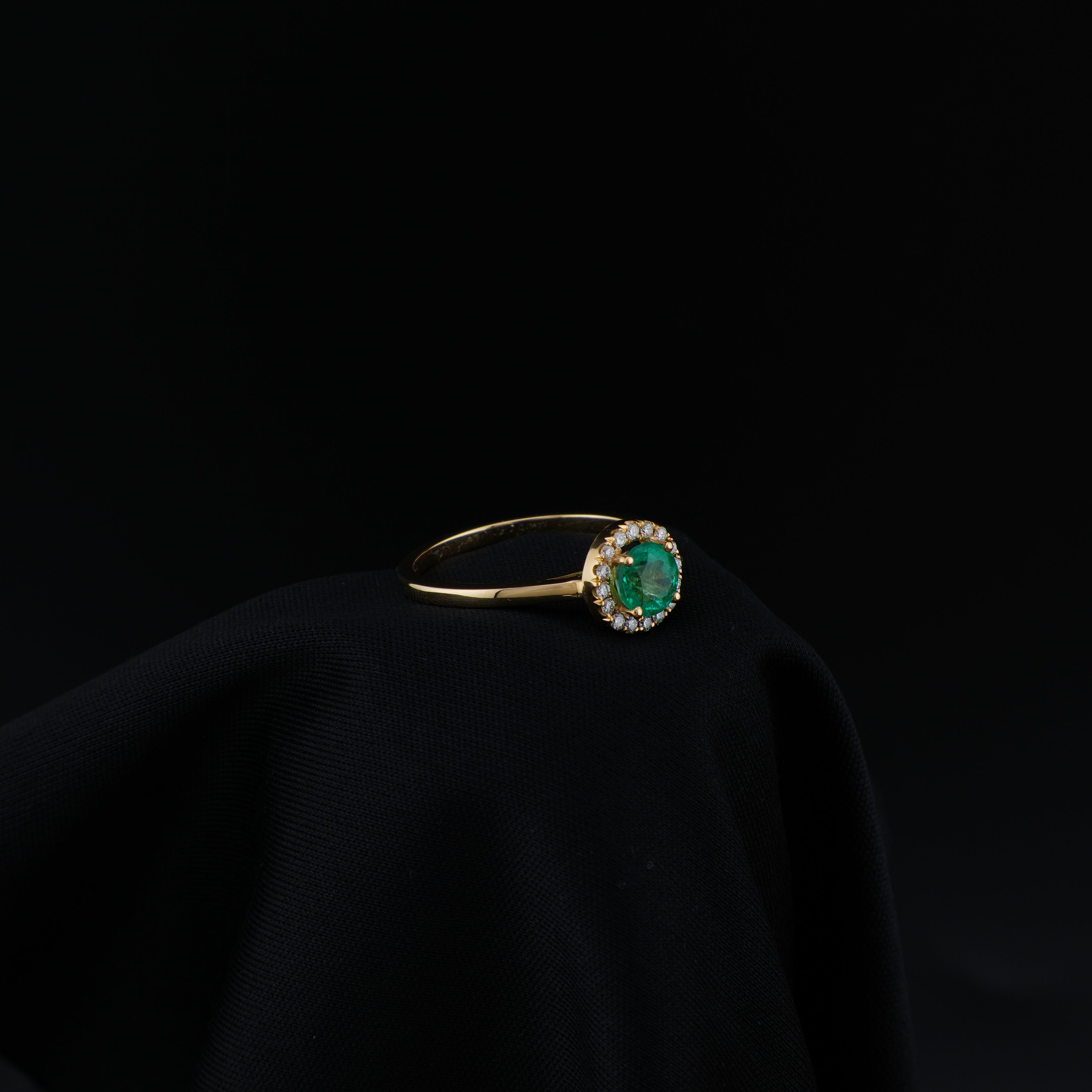 Anillo en Oro de 18K con Esmeralda Colombiana de Muzo, Boyacá y 16 Diamantes Naturales