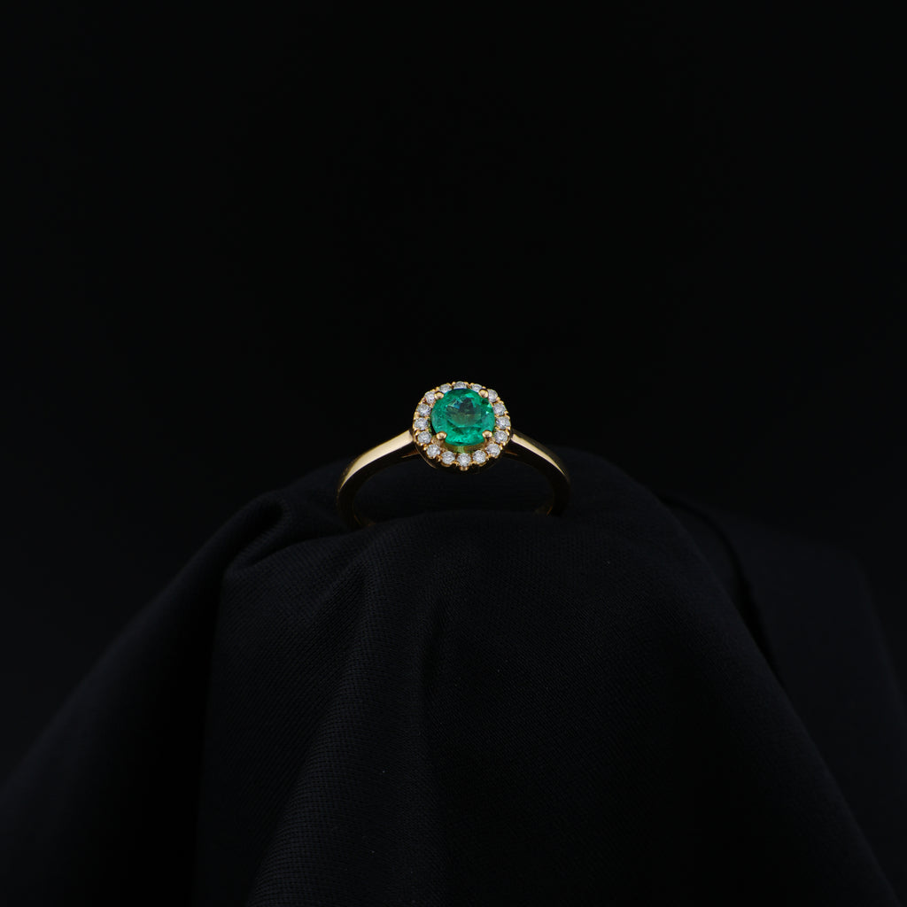 Anillo en Oro de 18K con Esmeralda Colombiana de Muzo, Boyacá y 16 Diamantes Naturales