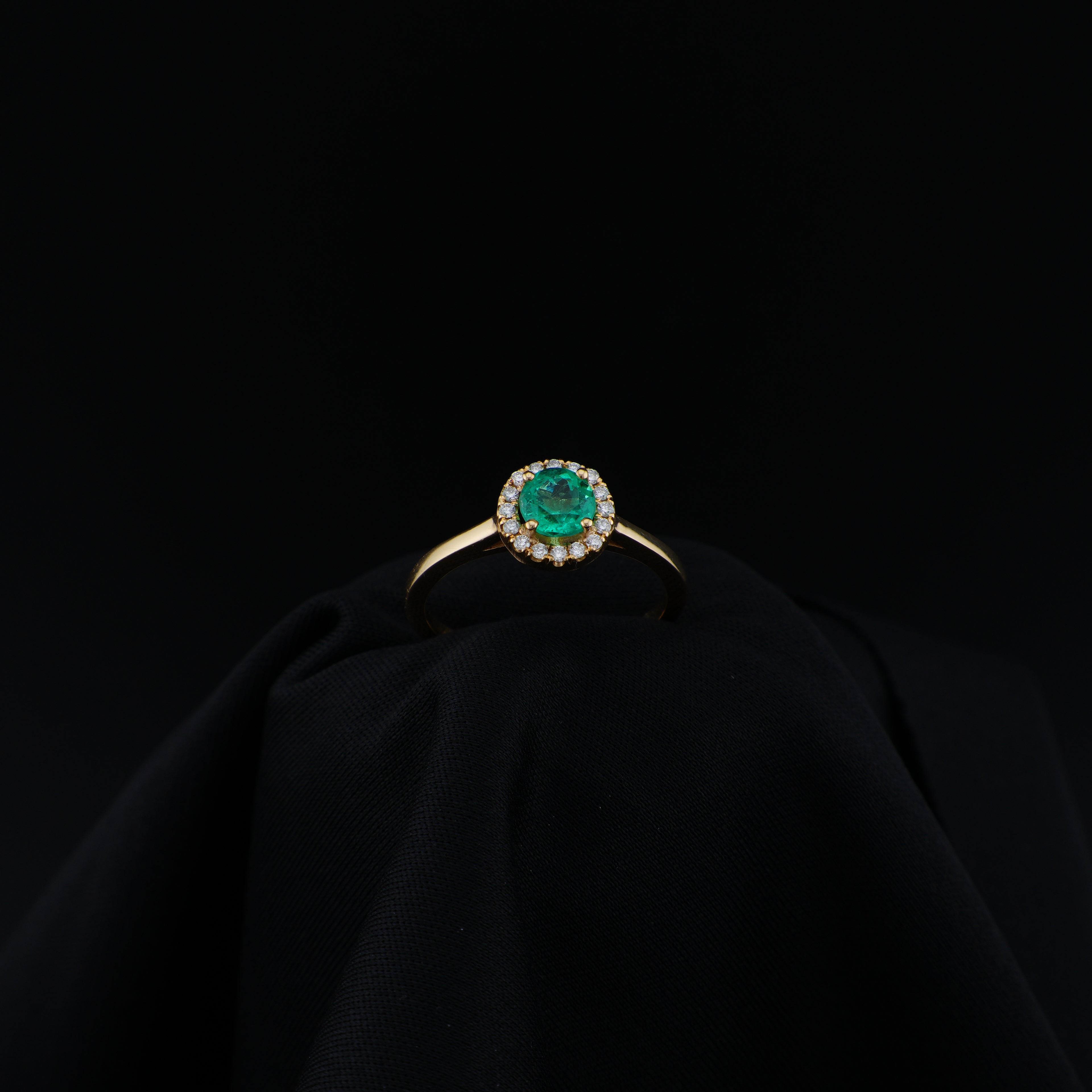 Anillo en Oro de 18K con Esmeralda Colombiana de Muzo, Boyacá y 16 Diamantes Naturales