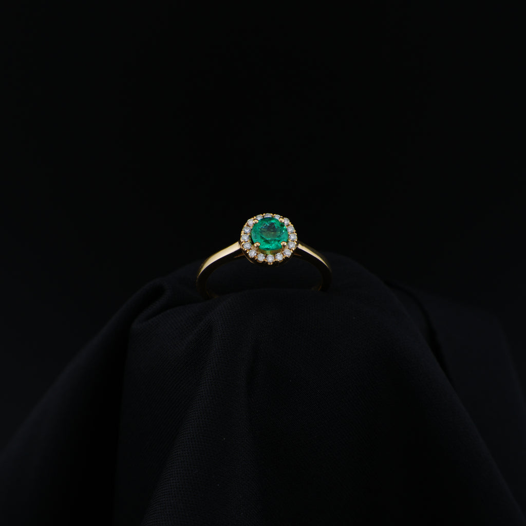 Anillo en Oro de 18K con Esmeralda Colombiana de Muzo, Boyacá y 16 Diamantes Naturales