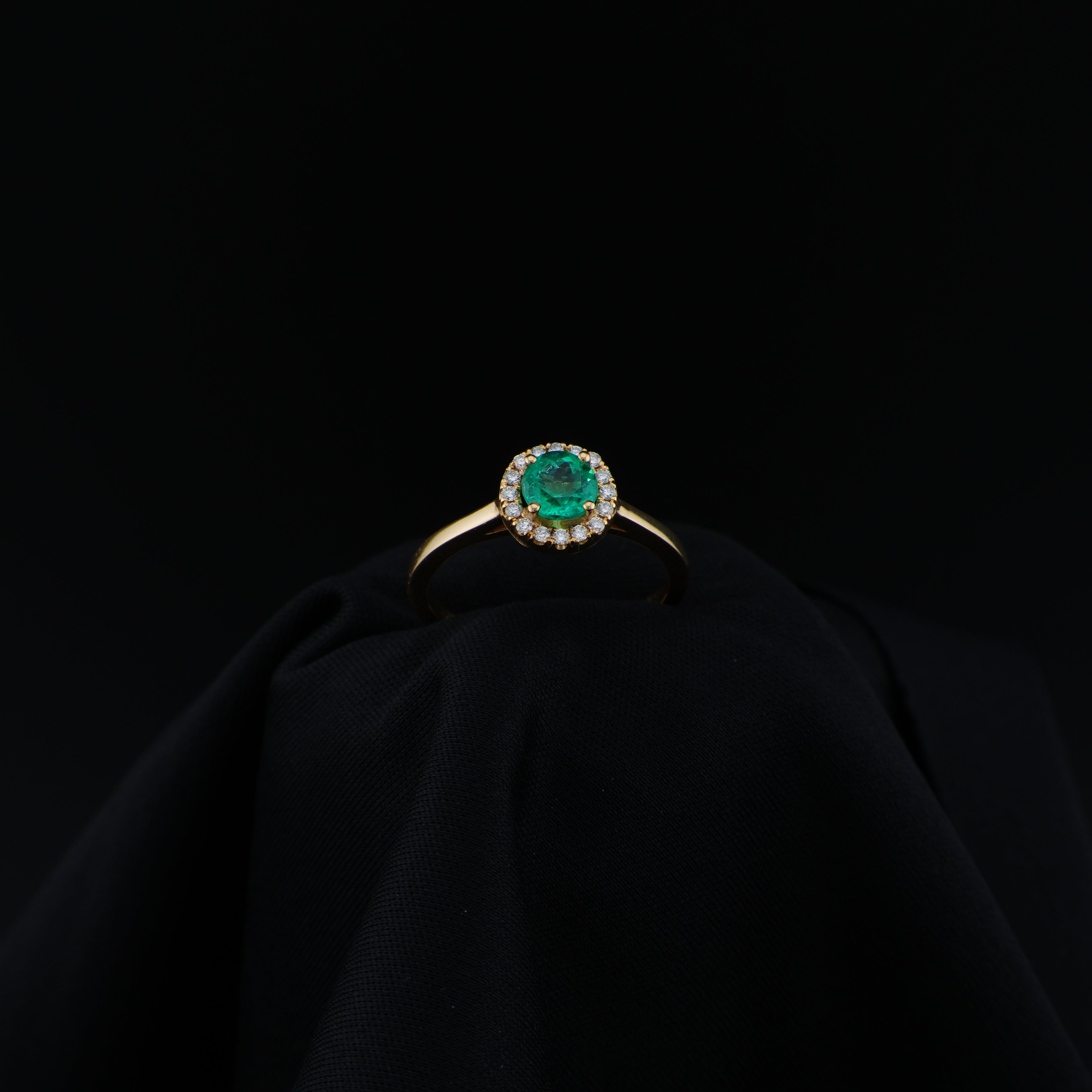 Anillo en Oro de 18K con Esmeralda Colombiana de Muzo, Boyacá y 16 Diamantes Naturales