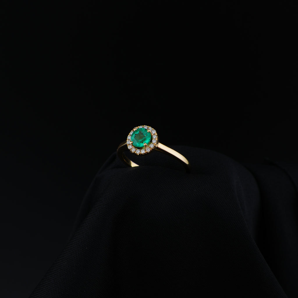 Anillo en Oro de 18K con Esmeralda Colombiana de Muzo, Boyacá y 16 Diamantes Naturales