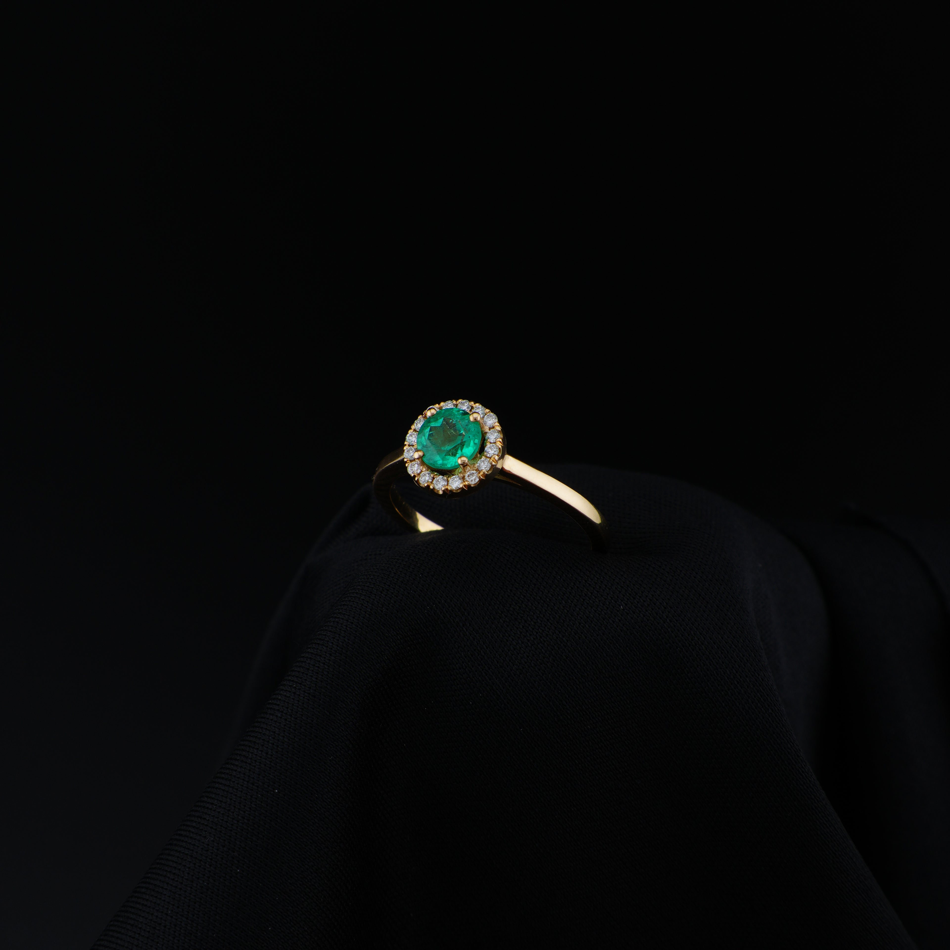Anillo en Oro de 18K con Esmeralda Colombiana de Muzo, Boyacá y 16 Diamantes Naturales