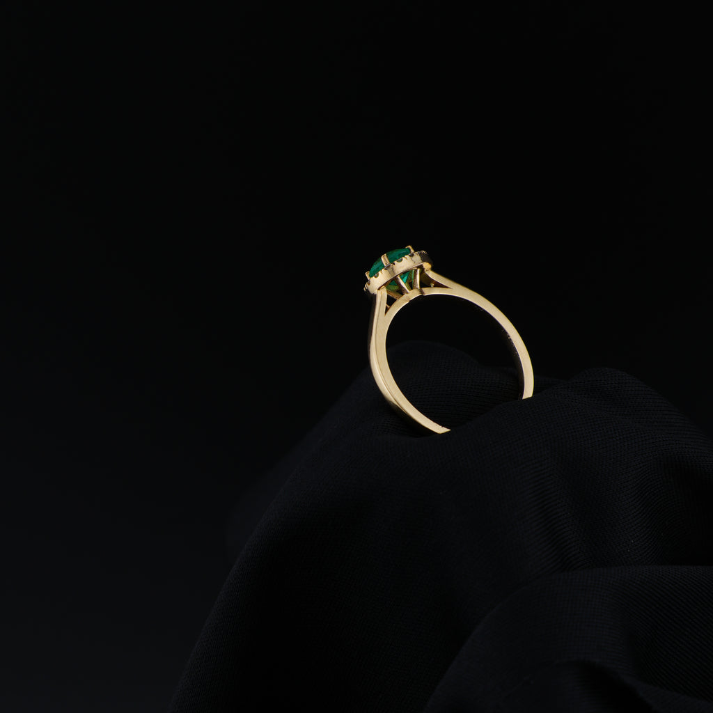 Anillo en Oro de 18K con Esmeralda Colombiana de Muzo, Boyacá y 16 Diamantes Naturales